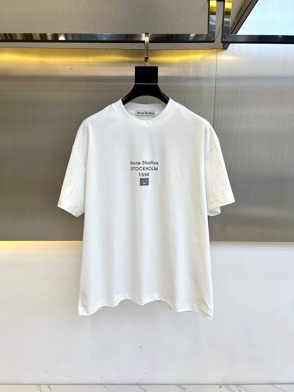 NO:133607,Acne Studios, a brand from Stockholm, Sweden, is a typical representative of the Nordic minimalist style. It has been artistically processed and sublimated on the basis of the cold style and has become a recognized fashion leader in the fashion industry. The new couple's round neck short sleeves in the early spring 25, and the small smiley face on the chest is classic and exquisite. The loose version, the basic style is really simple and generous, casual and fashionable and versatile. The washing process can be said to be the ultimate natural, and the most tests to craftsmanship production. The fabric color is classic and difficult, the drooping feeling is very good, the fabric feels super soft, and the loose version is also very suitable for the same style of men and women, fresh, comfortable, niche and fashionable without the same style!  S-XL (model 173, 143 catties upper body M size), acne studios,dior,T-shirt,alexander wang19860909Acne Studios、 来自瑞典斯德哥尔摩的品牌Acne Studios,作为北欧极简风格的典型代表,在冷淡风的基础上经过艺术加工与升华,成为时尚界公认的时髦风尚导向者.25早春新款情侣圆领短袖,胸前笑脸小标经典精致.宽松版,基础款落肩真的是简单又大方,随性时尚兼百搭,水洗工艺可谓是做到极致自然,最考验工艺性制作,面料色彩经典难度系数特别高,垂感度很好,面料手感也超级柔软,宽松版型也很适合男女同款穿搭,清新舒适小众时髦不撞款！S-XL（模特173,143斤上身M码）,,acne studios,dior,T-shirt,alexander wang,Men's clothing