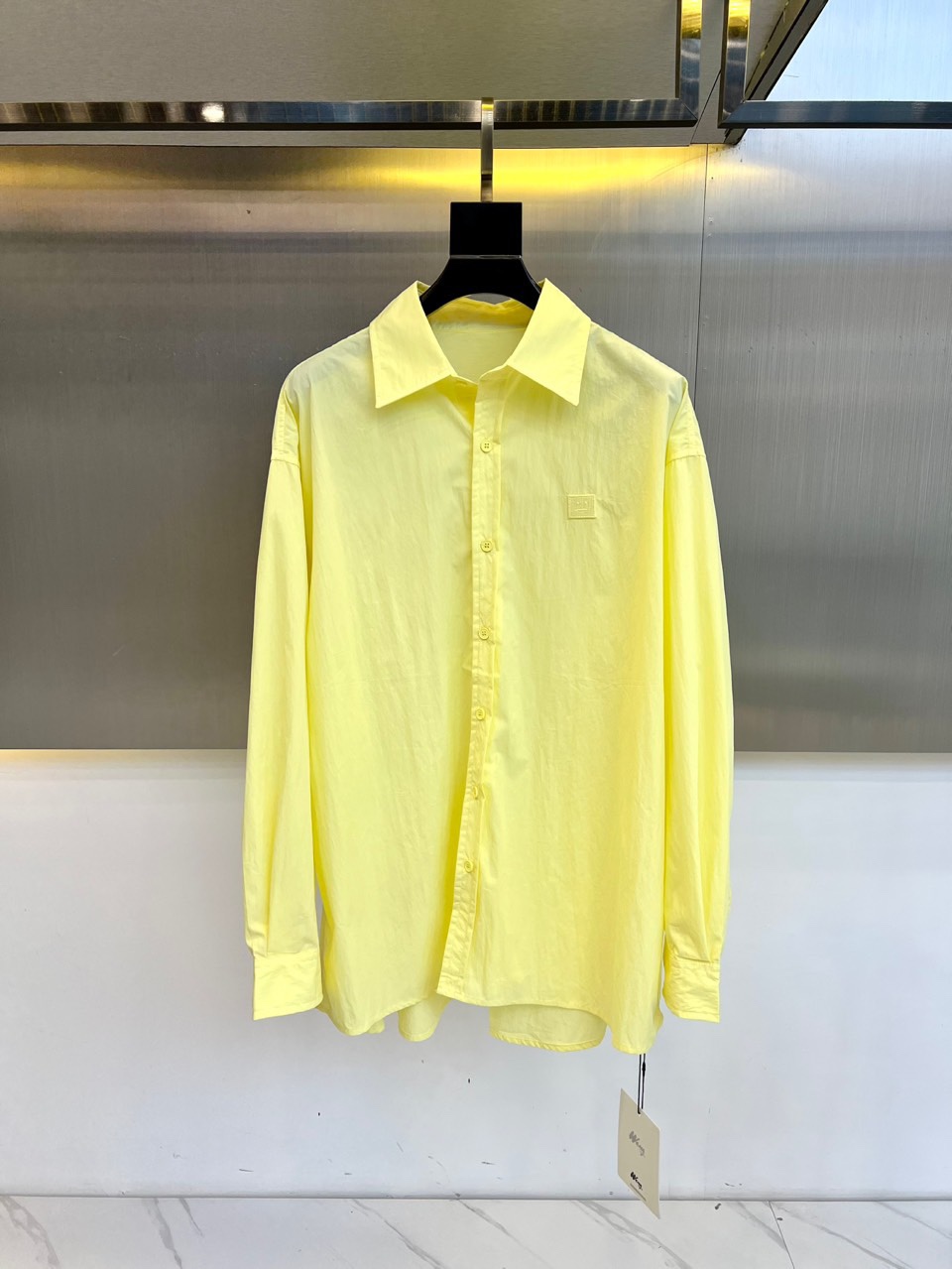 NO:133610,Acne Studios and 25s new long-sleeved shirts, loose work-fit sunscreen shirt jackets. Cotton shirts, ready-to-wear dyeing. Lapel button front closure, chest logo embroidery, curved hem, single-button cylindrical cuffs, and light and textured long-sleeved shirts with light and transparent texture. They can be shaded and sun protection, or they can be layered and mixed and matched. The first treasure item in the wardrobe!  ,acne studios,dior,jackets & coats,shirts,alexander wang19860909Acne Studios、25s新品长袖衬衫宽松工装防晒衬衣外套.棉纺衬衫,成衣染色处理.翻领纽扣前襟,胸部徽标刺绣,弧形下摆,单扣筒形袖口,后过肩工字褶轻透又兼具质感的长款长袖衬衫,可遮阳防晒,也可叠穿混搭,衣橱首选的宝藏单品！,,acne studios,dior,jackets & coats,shirts,alexander wang,Men's clothing