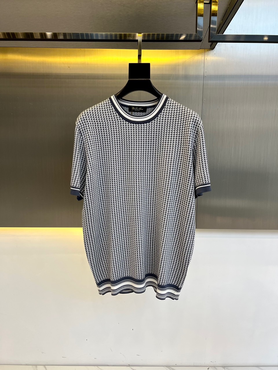 NO:133616,Loro Piana, summer two-color pattern yarn pure cotton round neck T-shirt. Contrasted color hollow wavy jacquard sweater, Laiser fiber cotton contrast splicing design, three-dimensional drum wave jacquard design. The fabric feels smooth and comfortable, light and breathable, and the upper body is cool and pleasant, and it will not feel stuffy at all. The extremely skin-friendly wear is breathtaking. The two-color yarn weave horizontal striped jacquard technology has rich and full texture, with a sense of stripes. The texture is slim and arranged in an orderly manner. It has a more design sense than plain lines. It is very fashionable. The jacquard technology makes the stripes more three-dimensional and full, with a unique weaving effect. The knitted small pores are heat dissipating and breathable, bringing a cool feeling to the skin. The upper body is more refreshing, exquisite and stylish. The first choice for men's high-end!  The classic regular round neck slim fit style is cut, comfortable and not bloated, allowing you to seamlessly connect between commuting and business!  Full of high-end feeling, two-color yarn knitted with perspective, classic and endless basic shirts, a must-have versatile product for men in summer. Whether you are in business office or in casual travel, it can switch to various styles and perfect occasions and figures for you as you wish!  48-56 (model 173, 143 catties upper body 50 sizes), loro piana,tees, t-shirt,alexander wang19860909Loro Piana诺悠翩雅、夏季双色花纹纱线纯棉圆领T恤.撞色镂空波浪提花针织衫,莱赛尔纤维棉质 撞色拼接设计、立体鼓波移针提花设计.面料触感爽滑舒适,轻薄透气,上身凉爽宜人,一点都不会觉得闷热,极致亲肤的穿着,让人叹为观止,双色纱织法横条纹提花工艺,肌理丰富饱满,带有条感,纹路视觉显瘦,有序组合排列,比起平纹更有设计感,时髦度很高,提花工艺让条纹更加立体饱满,有着独特的编织效果,针织的小疏孔,散热透气,给肌肤带来清凉感,上身更加清爽精致有型,男士高端首选！经典常规圆领修身版型裁剪,着身舒适不显臃肿感,让您在通勤与商务之间无缝连接！满满高级感,透视感双色纱针织,经典且百穿不厌的基础衫,男士夏日必备的百搭神品,无论你是商务办公还是休闲出行,它都能随心所欲的为你切换各种风格完美不挑场合与身形！48-56（模特173,143斤上身50码）,,loro piana,tees，t-shirt,alexander wang,Men's clothing