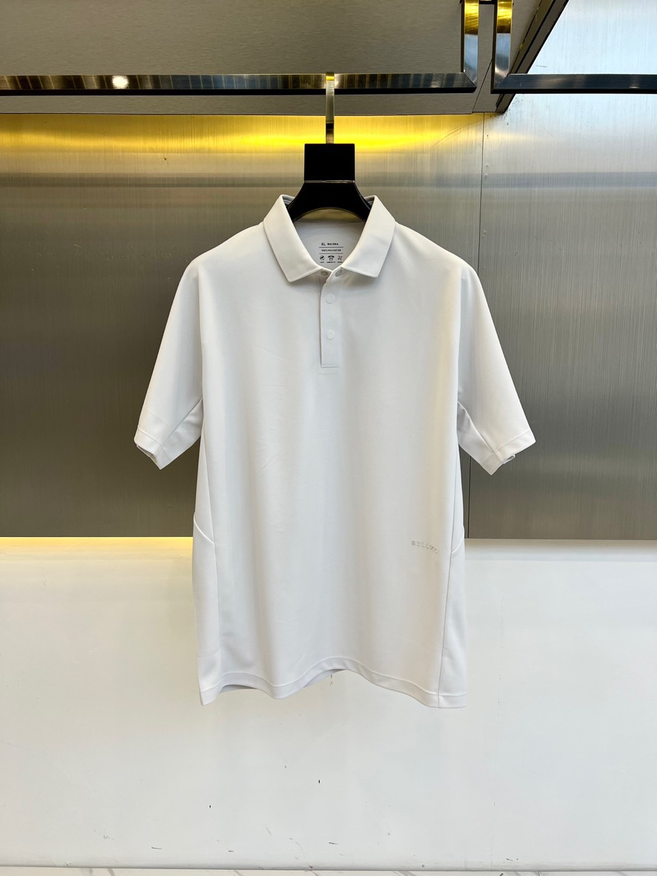 NO:133619,LLUCCI, spring and summer golf sports elastic men's short-sleeved lapel T-shirt. Made of S.F.TECH lightweight, high-elastic, press-free fabric, the fabric has a delicate touch, hollow yarn, soft and skin-friendly, and has moisture-absorbing and breathable function. Three-dimensional pleated craftsmanship/POLO collar short-sleeved TEE, high-quality and mature men's clothing in summer, blending fake artistic design and POLO easy GET texture dressing effect blended high-density cotton fabric, no waist circumference, not easy to twist and deform, and the body feels comfortable and not slim and not slim and the design of the front and rear pieces echo each other and is flexible and stylish, making the matching more interesting. 48-56 (model 173, 143 catties upper body 50 sizes), T-shirt,tees, t-shirt,alexander wang19860909LLUCCI、春夏高尔夫运动弹力男士短袖翻领T恤.采用S.F.TECH轻量高弹无压面料制作,面料触感细腻,质感中空纱,柔软亲肤,同时具有吸湿透气功能.立体褶皱工艺/POLO领短袖TEE,夏季高质轻熟男装穿着,将假艺术性设计与POLO融合轻松GET质感穿搭效果混纺高密度棉质面料,不限腰围,不易起扭变形,体感舒适不勒身前片与后片的设计相互呼应灵动有型,让搭配更具看点.48-56（模特173,143斤上身50码）,,T-shirt,tees，t-shirt,alexander wang,Men's clothing