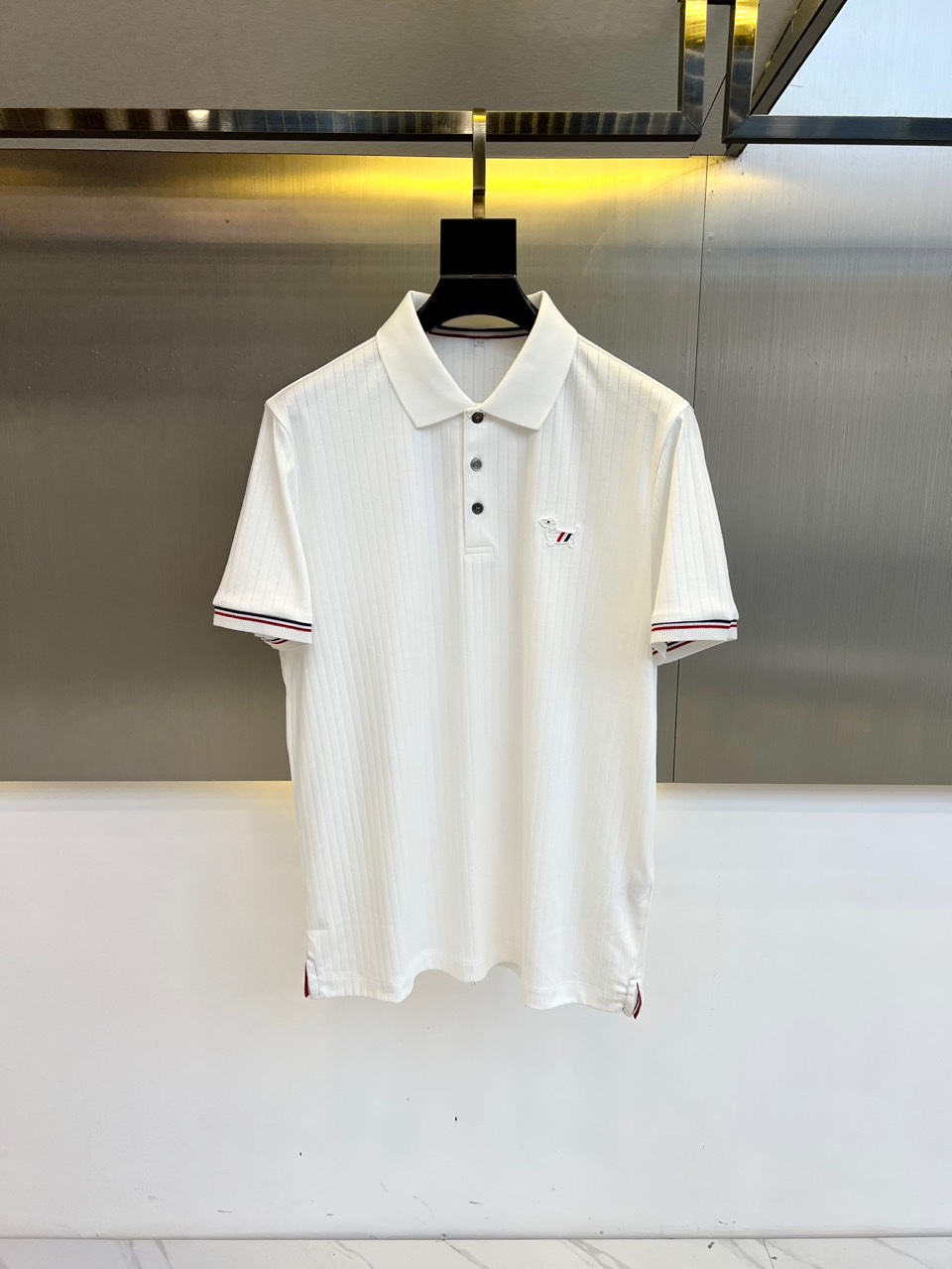 NO:133622,THOM BROWNE Tom Brown, 25 spring and summer knitted imported Pima cotton men's lapel short-sleeved polo shirt, waffle vertical pattern fixed weaving. This T-shirt is selected for customized imported Pima cotton. Pima cotton has fiber length, strength and fiber activity far exceeding ordinary cotton. The fabric woven from Pima cotton is softer, shiny, more comfortable, and has better color fastness, with less yield. It is a true cotton aristocratic. The fabric feels soft and warm, and the skin-friendly and breathable close-fitting touch will definitely make you spend the year comfortably and worry-free, not stuffy or greasy, simple and easy to wear and not picky, whether it is worn alone or in the inner wear, it is very handsome!  And very textured!  Shoulders adopt double-layer multi-shoulder pads, custom webbing, exclusive webbing, loose-fitting style cut. 48-56 (model 173, 143 catties upper body 50 yards), thom browne, T-shirt, tees, t-shirt, alexander wang19860909THOM BROWNE 汤姆布朗、25春夏针织进口匹马棉男士翻领短袖polo衫,华夫竖纹定织.这款t恤甄选客供定制进口匹马棉打造,皮马棉拥有远超普通棉的纤维长度、强韧度和纤维活性.由皮马棉织成的面料更柔软、更光泽、更舒适、色牢度更好,产量稀少,真正的棉中贵族.面料手感柔软温润,亲肤透气的贴身触感,绝对可以让你舒爽无忧的度过一年四季,不闷热不腻身,简约好穿不挑人,无论单穿或是内搭都非常帅气！且非常的富有质感！肩膀 采用双层复垫肩做法,织带定制 独家织带,基础宽松的版型剪裁.48-56（模特173,143斤上身50码）,,thom browne,T-shirt,tees，t-shirt,alexander wang,Men's clothing