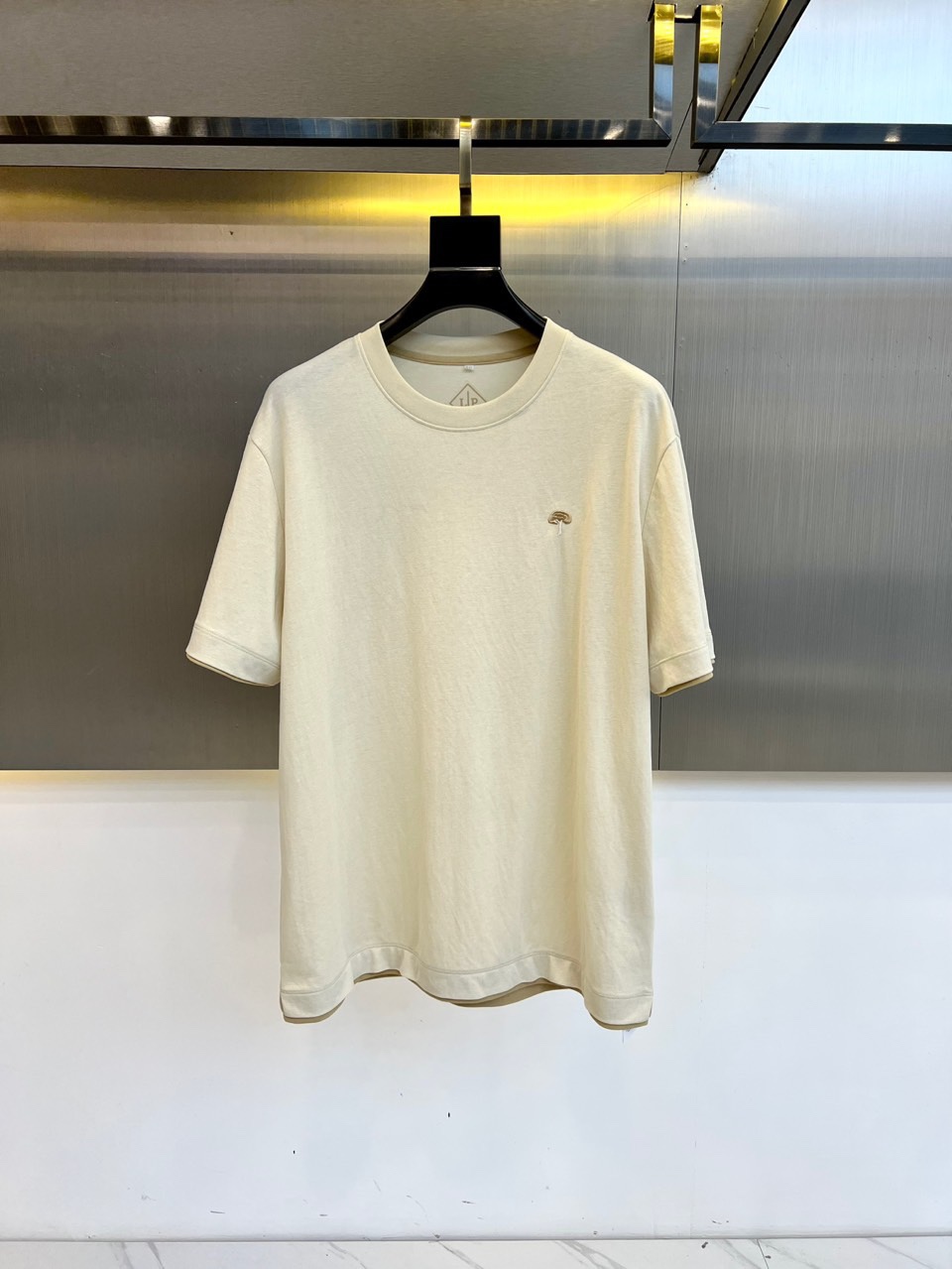 NO:133625,Loro Piana, high-end customization - Supreme business casual style men's hemp round neck short-sleeved T-shirt, classic business men's clothing, ceilings in men's clothing, LP high-quality ~ high-quality simple TEE, this hemp shirt is precise to the delicate craftsmanship of each needle, completely different from ordinary fabric cutting. The lines are smooth and the style is crisp, perfectly modifying the body. Whether it is daily going out or business casual, it can be easily controlled, demonstrating the elegant temperament of men. The classic round neck design is simple but not atmospheric, with double-layer fake two-piece layered design on the hem. It is suitable for various styles of wear. Whether it is matched with casual jeans or capable business trousers, it can show a unique fashion taste and easily become the focus of the crowd. The texture is silky, close to the body, skin-friendly and breathable!  48-56 (model 173, 143 catties upper body 50 sizes), loro piana, loro piana, jeans, T-shirt, tees, t-shirt, alexander wang19860909Loro Piana诺悠翩雅、高端定制-至尊商务休闲风男士麻料圆领短袖T恤,经典商务男装,男装界的天花板,LP高质感~高质感的简约TEE,这款麻料衫,精准到每一针的细腻工艺,完全区别于普通面料裁剪.线条流畅,版型挺括,完美修饰身形,无论是日常出街还是商务休闲,都能轻松驾驭,彰显男士优雅气质.经典圆领设计,简约而不失大气,下摆双层假两件叠穿设计.适配各种风格穿搭.无论是搭配休闲牛仔裤,还是干练的商务西裤,都能展现出独特的时尚品味,轻松成为人群焦点.质感丝滑,贴身亲肤透气！48-56（模特173,143斤上身50码）,,loro piana,loro piana,jeans,T-shirt,tees，t-shirt,alexander wang,Men's clothing