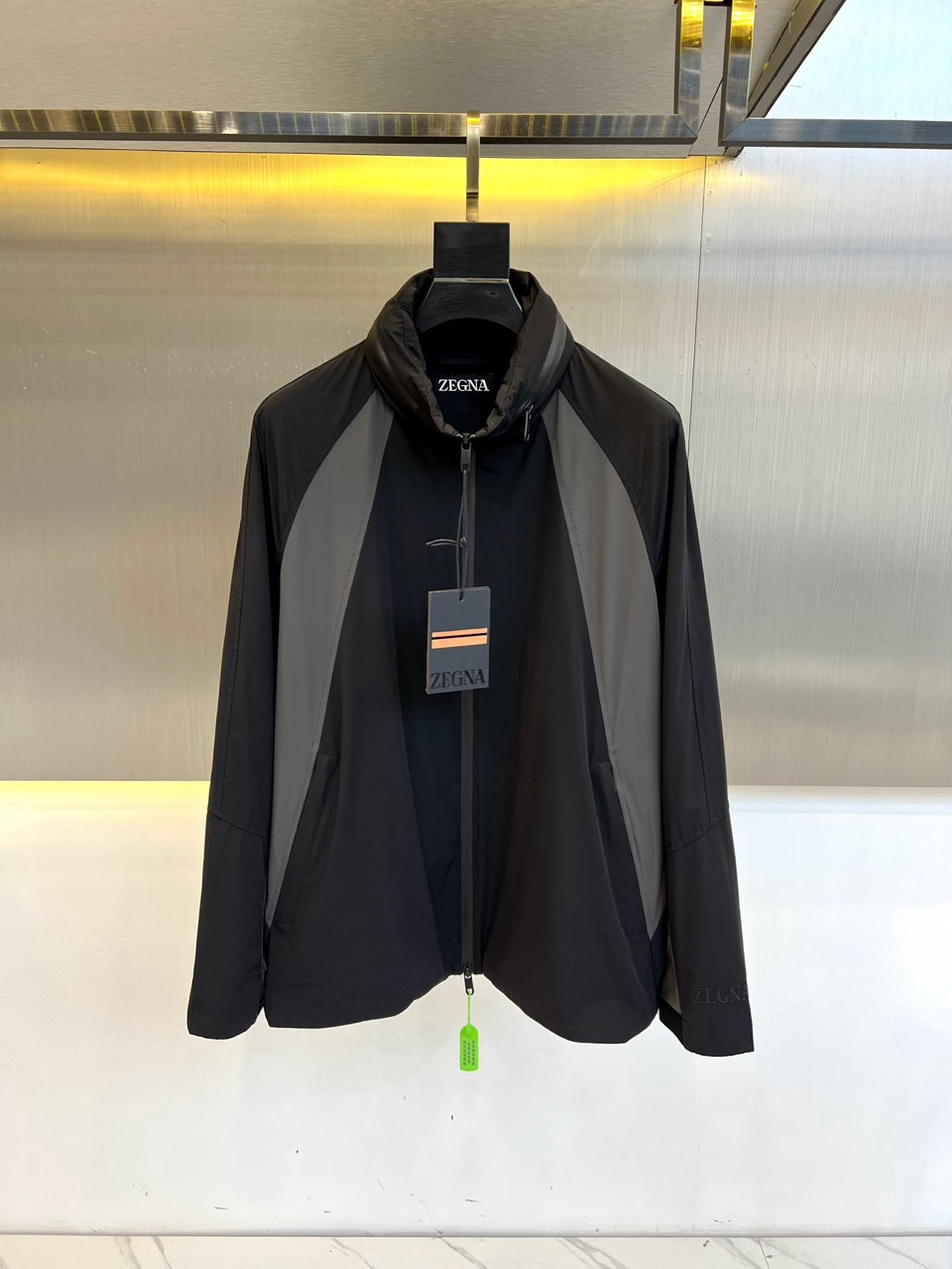 NO:509024,Zegna, 25 color-blocked zipper micro-label stand-up collar windbreaker jacket jacket. Zipper closure, side pocket, made of customer-supplied iconic recycled nylon fabric fabric. It feels silky and light, breathable and sweat-free. Whether worn as a spring and autumn jacket or as a skin jacket, it can bring you a comfortable wearing experience!  !  The design is also unique. The iconic enamel triangle metal logo of the trousers is matched with a contrasting color splicing design to show the fashionable charm of geometric patterns. The customized zipper hardware of the customer supplies is engraved with a brand logo, and the details are exquisite and exquisite!  Soft and full of mass. Whether it is sports or daily outfits!  48-56 (model 173, 143 catties upper body 50 sizes), zegna, jackets & coats, jackets & coats, alexander wang19860909Zegna杰尼亚、25拼色拉链微标立领风衣夹克外套.拉链开合,侧面口袋,选用了客供标志性的再生尼龙织物面料制成,手感丝滑轻薄,透气排汗,无论是作为春秋外套穿着,还是当做皮肤衣,都能带给您舒适的穿着体验！！在设计上同样独具匠心,衣身裤身标志性涂珐琅三角形金属徽标,搭配撞色拼接设计,展现几何图案的时尚魅力.而客供定制的拉链五金,刻有品牌Logo,细节之处尽显精湛考究！柔和而富有量感.无论是运动场合还是日常穿搭！48-56（模特173,143斤上身50码）,,zegna,jackets & coats,jackets & coats,alexander wang,Men's clothing