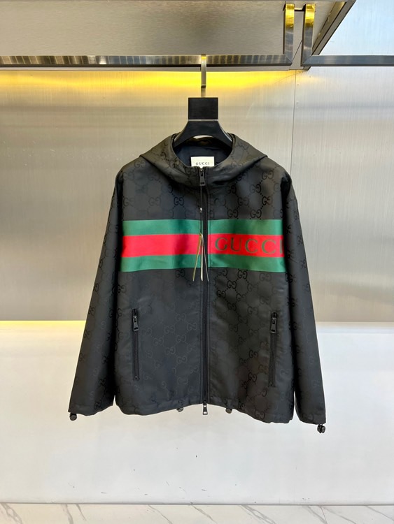 NO:485999,nGucc Gucci, 25s new men's GG hooded zipper jacket!  Custom nylon satin material, bright color drawstring design, simple and casual style!  This GG Trefoil polyester jacket perfectly combines casual sporty style with retro and modern feel, interpreting a diverse trendy item that combines retro and modern style!  The fabric is made of polyester fiber + jacquard process, and the original mold-opening custom hardware zipper!  48-56 (model 173, 143 catties upper body 50 sizes), gucci, jackets & coats, hats, alexander wang19860909nGucc古奇、25s新款男装GG连帽拉链款夹克风衣！定制尼龙缎面材质,亮色抽绳设计,简单休闲款式！这款GG Trefoil聚酯纤维夹克把休闲运动风和复古摩登感完美融合,诠释着复古与现代风相结合间多样化的潮流单品！面料采用聚酯纤维+提花工艺制作,原版开模定制五金拉链！48-56（模特173,143斤上身50码）,,gucci,jackets & coats,hats,alexander wang,Men's clothing