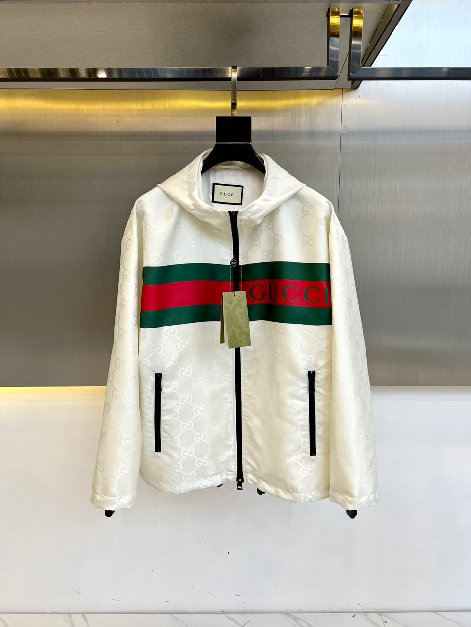 NO:135460,Gucc Guc and 25s new men's GG hooded zipper jacket windbreaker!  Custom nylon satin material, bright color drawstring design, simple and casual style!  This GG Trefoil polyester jacket perfectly combines casual sporty style with retro and modern feel, interpreting a diverse trendy item that combines retro and modern style!  The fabric is made of polyester fiber   jacquard process, and the original mold-opening custom hardware zipper!  48-56 (model 173, 143 catties upper body 50 sizes), gucci, jackets & coats, hats, alexander wang19860909Gucc古奇、25s新款男装GG连帽拉链款夹克风衣！定制尼龙缎面材质,亮色抽绳设计,简单休闲款式！这款GG Trefoil聚酯纤维夹克把休闲运动风和复古摩登感完美融合,诠释着复古与现代风相结合间多样化的潮流单品！面料采用聚酯纤维 提花工艺制作,原版开模定制五金拉链！48-56（模特173,143斤上身50码）,,gucci,jackets & coats,hats,alexander wang,Men's clothing