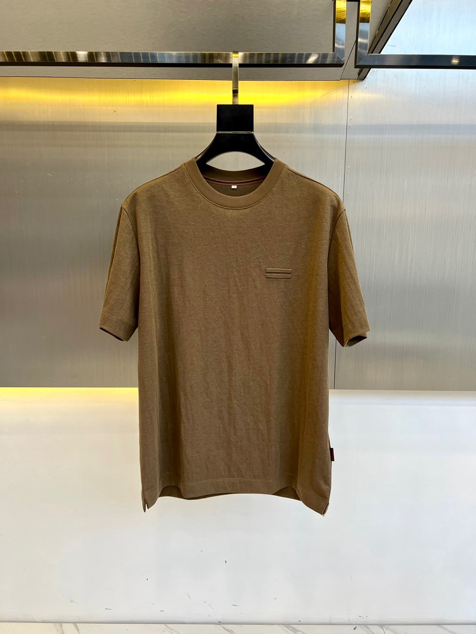 NO:845591,Zegna, high-end customization - supreme business casual style 25 men's linen round neck short-sleeved T-shirt, classic business men's clothing, the ceiling of the men's clothing industry, LP high-quality ~ high-quality simple TEE, this linen shirt is precise to the delicate craftsmanship of every stitch, completely different from ordinary fabric cutting. The lines are smooth, the version is crisp, and the body shape is perfectly modified, whether it is for daily use  It can be easily worn when going out on the street or for business and leisure, showing the elegance of men. The classic round neck design is simple yet elegant, and the double-layer fake two-piece hem design is suitable for various styles of wear. Whether it is paired with casual jeans or smart business trousers, it can show a unique fashion taste and easily become the focus of the crowd. The texture is silky, close to the skin and breathable!  48-56 (model weighs 173,143 pounds, upper body size 50),,loro piana,zegna,jeans,T-shirt,tees,t-shirt,19860909Zegna杰尼亚、高端定制-至尊商务休闲风25男士麻料圆领短袖T恤,经典商务男装,男装界的天花板,LP高质感~高质感的简约TEE,这款麻料衫,精准到每一针的细腻工艺,完全区别于普通面料裁剪.线条流畅,版型挺括,完美修饰身形,无论是日常出街还是商务休闲,都能轻松驾驭,彰显男士优雅气质.经典圆领设计,简约而不失大气,下摆双层假两件叠穿设计.适配各种风格穿搭.无论是搭配休闲牛仔裤,还是干练的商务西裤,都能展现出独特的时尚品味,轻松成为人群焦点.质感丝滑,贴身亲肤透气！48-56（模特173,143斤上身50码）,,loro piana,zegna,jeans,T-shirt,tees，t-shirt,,Men's clothing