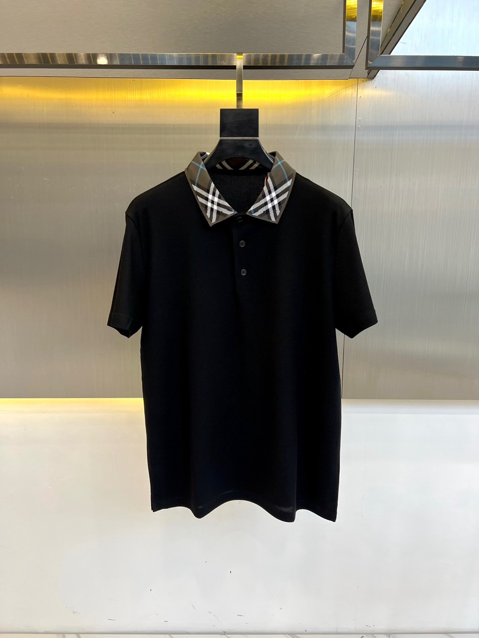 NO:140467,BUR/Babber, FW25 plaid spliced ​​collar cotton short-sleeved polo. A must-have Polo shirt for boyfriends, made of cotton beaded mesh fabric, made of worsted in Italy. The collar is decorated with knitted Burberry plaid design to present a slim fit. Button closure slim fit, showing a close-fitting cut. Collar: Cotton button: Mother of pearl 48-56 (model 173, 143 catties upper body 50 sizes), burberry, burberry, T-shirt, alexander wang19860909BUR/巴宝、 FW25 格纹拼接衣领棉质短袖polo.男友必备Polo 衫,选用棉质珠地网眼布面料打造,于意大利精纺而成.衣领处融入针织Burberry格纹设计,呈现修身版型. 纽扣开合 修身版型,呈现贴身剪裁. 衣领:棉纽扣:珍珠母贝 48-56（模特173,143斤上身50码）,,burberry,burberry,T-shirt,alexander wang,Men's clothing