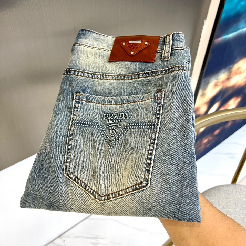 NO:140461,Prad, 2025FW early spring new fashionable elastic franc metal triangle logo jeans, a pair of pants with a very aesthetic tone, dominated by fabric and quality, continuing the essence of normal design, label elements are perfectly embedded, and the brand letters at the back pocket are quite design-like. It is selected for imported 98 cotton 2 spandex blended denim jeans. The surface of the fabric is clear and three-dimensional twill texture, which is quite high-end and specification. Customized matte silver hardware buttons, classic metal nameplate logo on the back pocket, and steel-printed decoration of the rear pocket. The texture of the hardware accessories is also unscrupulous. You can easily get the high-end style of the big brand, and the sense of details is quite in place!  Easily create a handsome street dress template, an indispensable matching tool in men's wardrobe!  29-36 (no 35 codes), prada, prada, jeans, alexander wang19860909Prad普拉、2025FW早春新款时尚弹力法郎金属三角标logo牛仔裤,极具P家美学基调的一款裤子,以面料和品质为主导,延续了常态化的设计精髓,标签化元素完美嵌入,后袋处的品牌字母颇具设计感,甄选客供进口98棉2氨纶混纺丹宁牛仔面料打造而成,面料表面清晰立体的斜纹肌理,相当的高级有规格感,客供定制哑光亮银色五金纽扣,与后幅口袋上经典金属铭牌标识,后兜Logo钢印装饰,其五金辅料的质感同样无法挑剔,轻松就能Get到大牌的高奢格调,细节感相当到位！轻松打造街头帅气着装范本,男士衣橱里不可缺少的搭配神器！29-36（无35码）,,prada,prada,jeans,alexander wang,Men's clothing