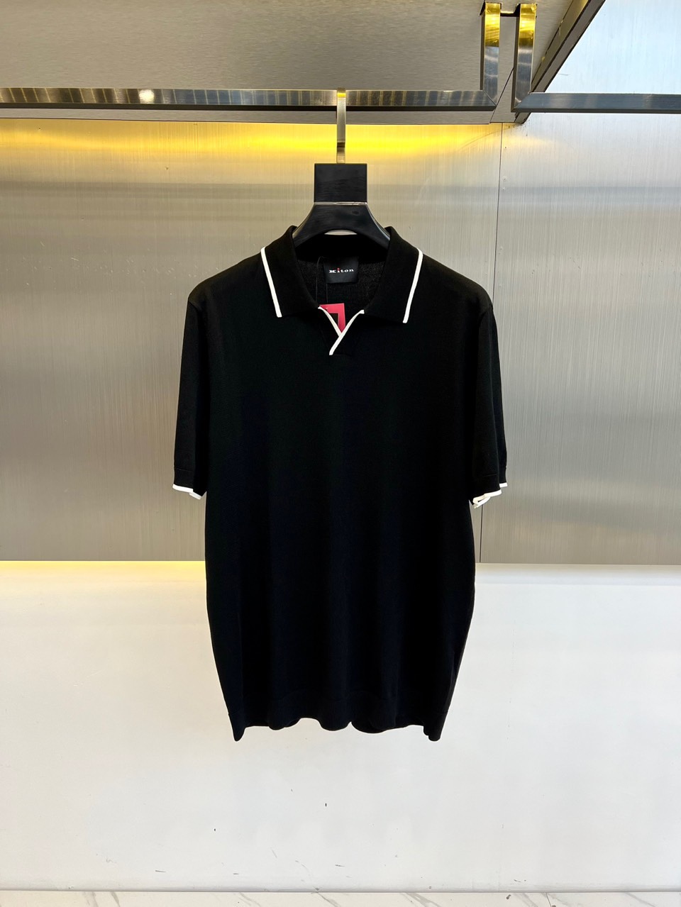 NO:140455,Kiton, 2025 spring and summer new product for business casual short-sleeved polo shirt. This short-sleeved Polo shirt is decorated with three-color patterns and solid-color trim. The fabric is made of resident mercerized cotton and is cut in a regular style to create a casual silhouette. Its customer-selected 73 combed cotton and 27 fiber blended, its excellent fabric texture and crispness are deeply loved by consumers. Its soft and skin-friendly touch, breathability and heat dissipation and sweat resistance are excellent, and the comfort level of the upper body is completely better than that of ordinary single-sided sweat cloth tissue!  The elegant and unique V-neck design, paired with the contrasting collar and cuff stripes, inlay details, visually enhances the layering and brings a more fashionable outfit effect!  48-56 (model 173, 143 catties upper body 50 sizes), T-shirt, alexander wang19860909Kiton、2025春夏新品商务休闲短袖polo shirt.此款短袖Polo衫饰有三色图案和纯色饰边,面料以驻地丝光棉制成,常规版型剪裁,打造休闲廓形.甄选客供73精梳棉,27纤维混纺而成,其卓越的面料质感和挺括性,深受消费者喜爱.柔软亲肤的触感,透气性和散热排汗性极佳,上身舒适程度完全优于普通单面汗布组织！优雅别致的V领设计,搭配领口、袖口条纹撞色嵌花细节装饰,在视觉上提升层次感,带来更加时髦的穿搭效果！48-56（模特173,143斤上身50码）,,T-shirt,alexander wang,Men's clothing