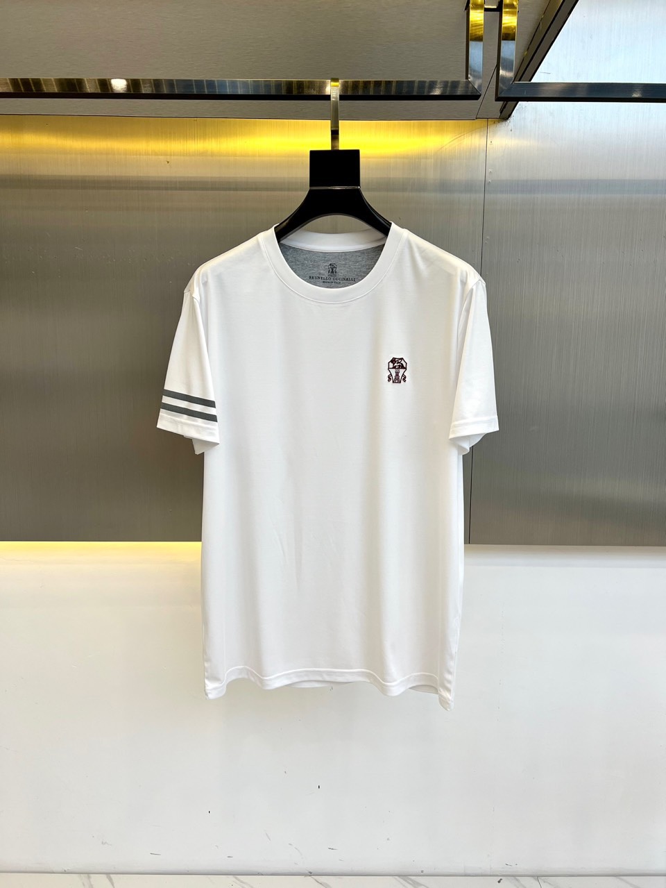 NO:140449,Brunello Cucinelli/ Brunello Cucinelli, 2025 spring and summer new BC iconic round neck inner short-sleeved T-shirt top BC OLD MONEY Lao Qian’s favorite, coconut tree pattern embroidery, wash without deformation. A slightly loose basic version with slits on both sides of the hem, meets the simple needs of commuters for dress. The upper body is very effective and looks slim. A seemingly simple short T-shirt can also be worn to show good taste. The upper body is handsome and stylish, looks young and has a connotation, full of style, and can be matched at will for both business and leisure, easily leading the latest fashion trends, a must-have for high-end business men!  48-56 (model 173, 143 catties upper body 50 sizes), brunello cucinelli, T-shirt, tees, t-shirt, alexander wang19860909Brunello Cucinelli/ 布鲁内洛 库奇内利、2025春夏新款BC标志性圆领内搭短袖T恤上衣 BC款OLD MONEY老钱最爱,椰树图案刺绣,随便洗涤不变形.稍带宽松的基础版型,下摆两侧开衩,满足通勤人们对于着装的简约需求,上身效果很好,显瘦,看似简单的短T衫也能穿出好品味. 上身帅气有型,显年轻有内涵,逼格满满,商务体闲皆可随意搭配,轻松引领最新时尚潮流,高端商务型男必备尚品！48-56（模特173,143斤上身50码）,,brunello cucinelli,T-shirt,tees，t-shirt,alexander wang,Men's clothing