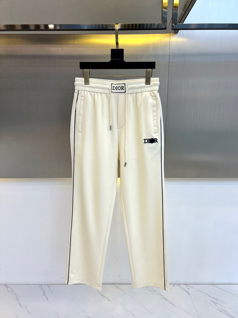 NO:140443,Dio, 2025FW spring new product acetic acid casual slings, uses imported 51.6 polyester fiber 45 vinegar fiber 3.4 spandex material fabric. The fabric feels very light and smooth. The comfort performance of the upper body will make you unforgettable. It is close to the body and is soft but not greasy. It comes with cool air. It is the ultimate experience like your second layer of skin. Especially in the hot summer, you must prepare it for yourself!  The contrasting color embroidered logo embellishments at the back of the trousers, paired with contrasting color stitching to enhance visual highlights, as well as the high-end YKK hardware zipper buttons, the materials and production process are enough to feel its full sincerity!  The designer uses multiple details to enhance the overall fashion sense, and matches it with the smooth straight-piece cut, which can easily modify various imperfect leg shapes, business and casual styles, etc. It is the first choice for all men's commuting pants!  48-56 (model 173, 143 catties upper body 50 sizes), dior, dior, alexander wang19860909Dio迪奥、2025FW春装新品醋酸休闲卫裤,选用客供进口51.6聚酯纤维45醋纤3.4氨纶材质面料,面料触感非常的轻薄爽滑,上身的舒适性能让你永生难忘,贴身柔而不腻,自带凉爽空气附体,犹如你第二层肌肤般的极致体验,特别是酷热的夏天,必须要为自己备上！裤身后兜处对比色刺绣徽标点缀,搭配对比色缝线来提升视觉亮点,以及品相高端的YKK五金拉链纽扣,从用料和制作工艺上就足够感受到它满满的诚意！设计师用多重细节提升整体时尚感,再搭配上行云流水的直筒版型剪裁,可以修饰各种不完美的腿型,商务休闲等各种风格都能轻松驾驭,各位男士通勤裤装的首选单品！48-56（模特173,143斤上身50码）,,dior,dior,alexander wang,Men's clothing