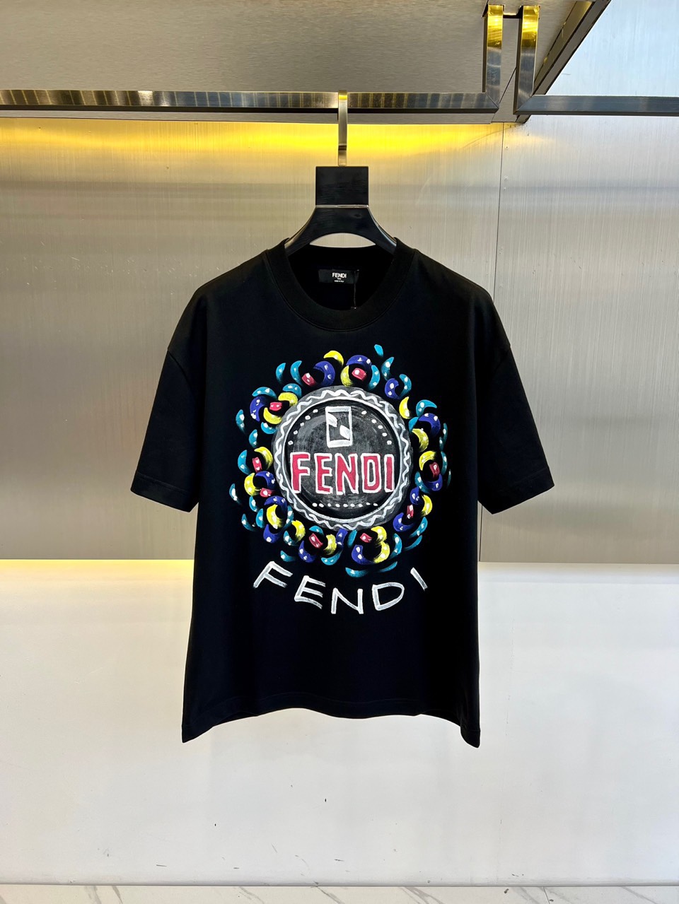 NO:140437,Fendi, 2025 summer new pure cotton hand-painted round neck short-sleeved T-shirt. Spring and summer casual outfits are essential. The letter printing on the chest is completely reflected in the advanced aesthetic workmanship. The washing process is natural and beautiful. The printed letter workmanship is exquisite and atmospheric, with a strong three-dimensional feeling, which is very stunning. The fabric is soft and skin-friendly, and the upper body is a bit lazy and high-end feel. This washing T-T-shirt is definitely the absolute king of basic styles this year. The same style between men and women makes the feeling of luxury and high-end ordering!  OS shoulder-drop silhouette version!  48-54 (model 173, 143 catties upper body 50 sizes), fendi, fendi, T-shirt, tees, t-shirt, alexander wang19860909Fendi芬迪、2025夏季新款纯棉手绘字母圆领短袖T恤.春夏休闲穿搭必不可少,胸前字母印花完完全全体现在高级审美的做工上, 水洗工艺自然美观,印花字母做工更是精致大气,立体感超强,非常惊艳,面料柔软亲肤,上身一丝丝慵懒又高级的feel,这款水洗T绝对是今年绝对的基础款之王,男女同款搭配穿出奢侈品高订的感觉！OS落肩廓形版！48-54（模特173,143斤上身50码）,,fendi,fendi,T-shirt,tees，t-shirt,alexander wang,Men's clothing