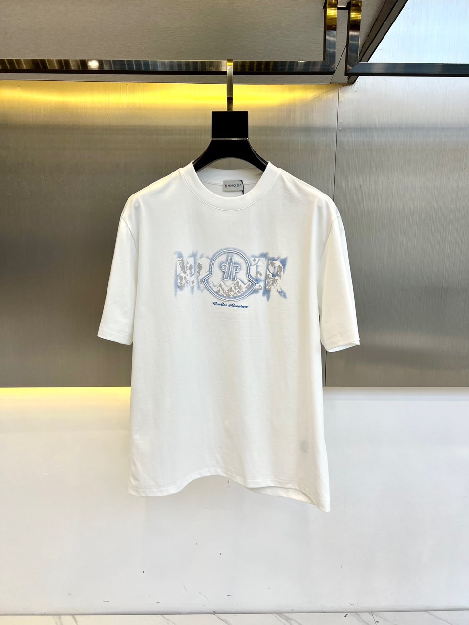 NO:140431,Mon cover, 2025 spring and summer short-sleeved round neck short-sleeved T-shirt, high-quality combed tight 32-piece cotton cover, customized 260 grams super soft and special feel, the latest three-dimensional printed logo pattern on the chest is super textured, close-fitting, comfortable, soft and breathable!  Casual loose style, fashionable and trendy, and the same style as men and women are casually matched!  48-56 (model 173, 143 catties upper body 50 sizes), Moncler, T-shirt, tees, t-shirt, alexander wang19860909Mon蒙口、2025春夏短袖圆领短袖T恤、高品质精梳紧密32支棉盖棉,定制260克超柔软特别手感、胸前最新立体印花logo图案超有质感,贴身舒适柔软透气！休闲宽松版型,时尚潮流,男女同款随意搭配！48-56（模特173,143斤上身50码）,,Moncler,T-shirt,tees，t-shirt,alexander wang,Men's clothing