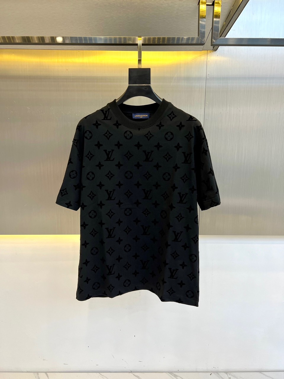 NO:140474,1v, 2025 new products are available for sale of three-dimensional flocking presbyterian logo short-sleeved T-shirts, fashionable elements design highlight the simplicity, belonging to this summer's high-value items, customer-supplied high-quality cotton fabric, smooth and delicate, and the breathable and comfortable feeling of the body is impeccable. It is matched with a fashionable silhouette cutting design to show the latest techniques of fashion. The new logo badge sewing is powerful, and the needle point brushed design shows the avant-garde unique personality. The back is fashionable and back-wrapped brand label expresses a meticulous fashion atmosphere. 48-56 (model 173, 143 catties upper body 50 sizes), T-shirt,tees, t-shirt,alexander wang198609091v、2025新品发售立体植绒老花标识短袖T恤 ,时尚元素设计凸显精简,隶属今夏高颜值单品, 客供优质棉面料,手感顺滑细腻,着身的透气舒适感无可挑剔,搭配时尚廓形裁剪设计彰显潮流时尚的最新手法,全新标识徽章缝制感染力强大,采用针点拉绒设计彰显前卫独特个性,背部时尚反穿品牌标签表达一丝不苟的时尚气息. 48-56（模特173,143斤上身50码）,,T-shirt,tees，t-shirt,alexander wang,Men's clothing