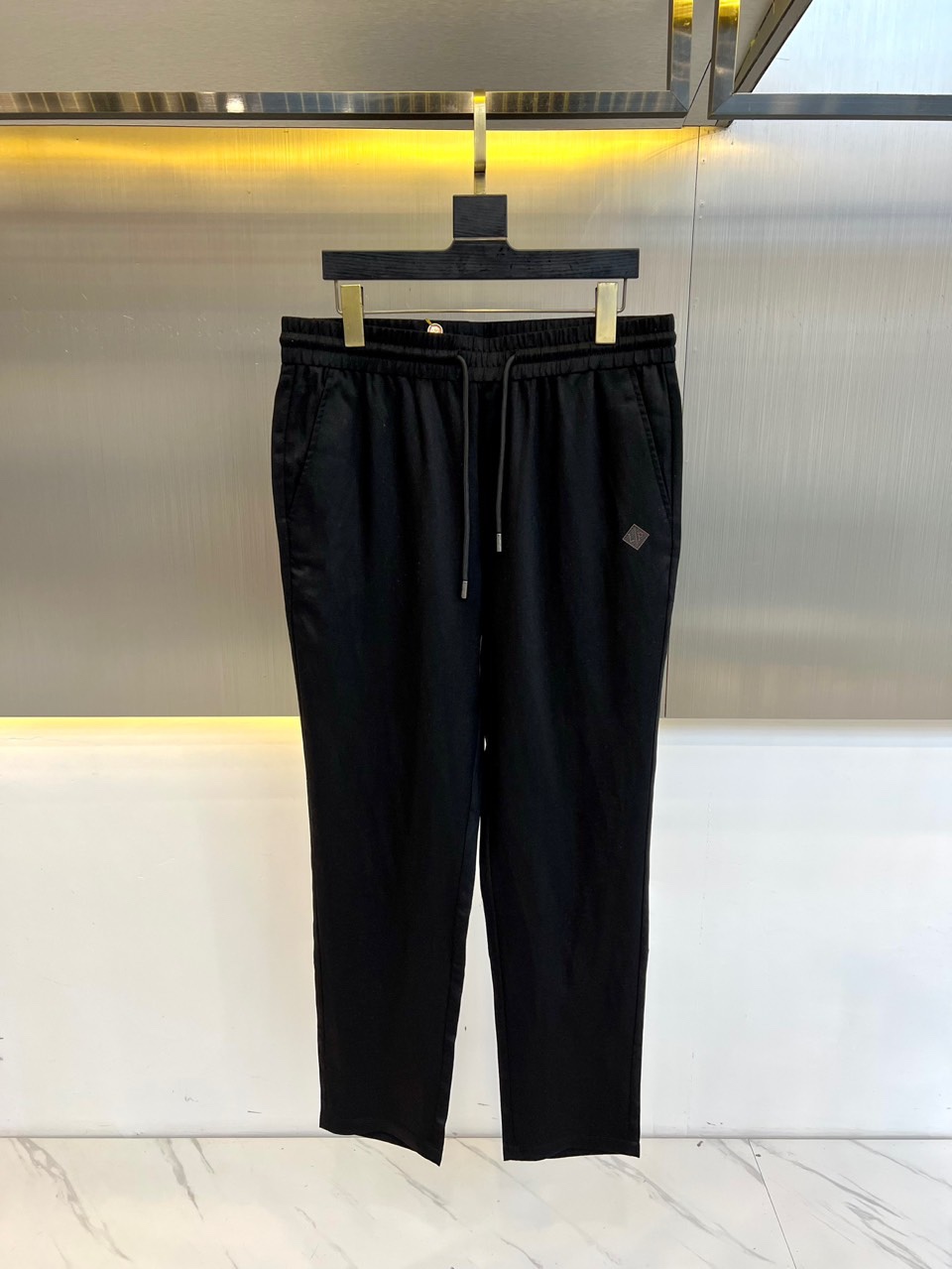 NO:140468,Loro Piana, 25SS spring and summer new Tiansi cotton blend drawstring casual pants, selected customized 18 Tiansi 82 ​​cotton blend material, woven in golden proportions, making the fabric both soft and shiny silk and unique dryness and wide!  The touch is as gentle as the spring breeze blows on your face, as if every inch of your skin is enjoying the gentle caress!  In addition to comfort, it should not be underestimated in terms of fashion. The classic badge embroidery design in the front and the metal nameplate decoration in the back pocket show the brand identity in the details and strongly reflect the overall luxury and high-end feeling!  S-XXL (model 173, 143 catties upper body M size), loro piana, gold, alexander wang19860909Loro Piana、25SS春夏新款天丝棉混纺抽绳休闲裤,精选客供定制18天丝82棉混纺材质,以黄金比例织造而成,使得面料既有丝的柔美光泽,又具有天丝特有的干爽挺阔！触感轻柔得如同春风拂面,仿佛每一寸肌肤都在享受着温柔的抚摸！而除了舒适之外,在时尚方面也同样不容小觑,前幅的经典徽章刺绣设计,搭配后兜的金属铭牌装饰,于细节之处即彰显了品牌身份又强烈体现出整体的奢华与高级感！S-XXL（模特173,143斤上身M码）,,loro piana,gold,alexander wang,Men's clothing