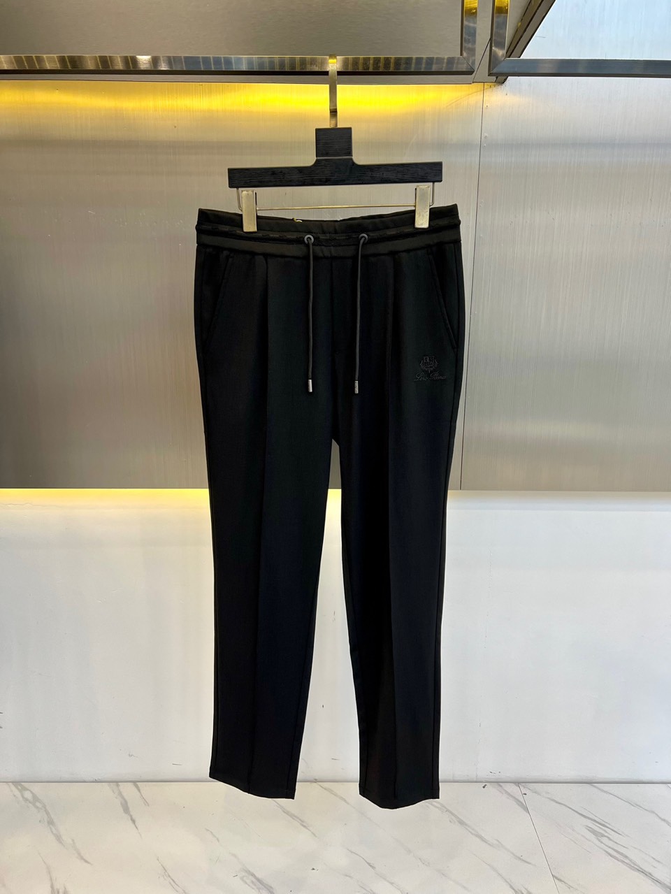 NO:140462,Loro Piana, 25SS spring and summer new Tiansi cotton blend drawstring casual pants, selected customized 18 Tiansi 82 ​​cotton blend material, woven in golden proportions, making the fabric both soft and shiny silk and unique dryness and wide!  The touch is as gentle as the spring breeze blows on your face, as if every inch of your skin is enjoying the gentle caress!  In addition to comfort, it should not be underestimated in terms of fashion. The classic badge embroidery design in the front and the metal nameplate decoration in the back pocket show the brand identity in the details and strongly reflect the overall luxury and high-end feeling!  48-56 (model 173, 143 catties upper body 50 sizes), loro piana, gold, alexander wang19860909Loro Piana、25SS春夏新款天丝棉混纺抽绳休闲裤,精选客供定制18天丝82棉混纺材质,以黄金比例织造而成,使得面料既有丝的柔美光泽,又具有天丝特有的干爽挺阔！触感轻柔得如同春风拂面,仿佛每一寸肌肤都在享受着温柔的抚摸！而除了舒适之外,在时尚方面也同样不容小觑,前幅的经典徽章刺绣设计,搭配后兜的金属铭牌装饰,于细节之处即彰显了品牌身份又强烈体现出整体的奢华与高级感！48-56（模特173,143斤上身50码）,,loro piana,gold,alexander wang,Men's clothing