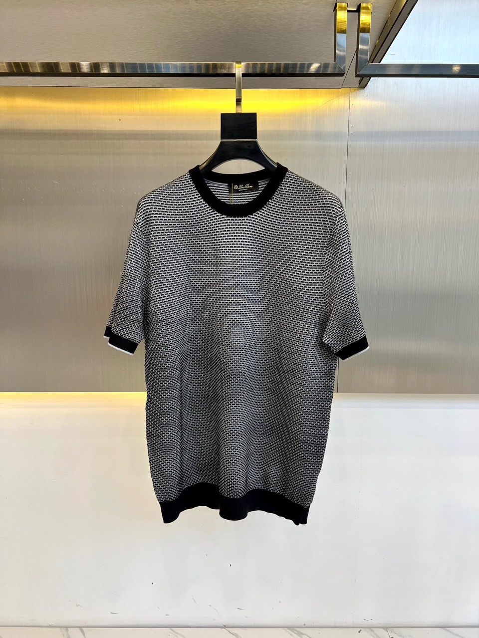 NO:140456,Loro Piana, 25SS spring and summer new top-grade round neck gradient knitted pineapple pattern short-sleeved T-shirt. Imported European cotton material gives the clothes excellent elasticity and wear resistance!  The fabric feels soft and delicate, as smooth as baby's skin, and the skin-friendly and comfortableness is not inferior to cashmere fabric, which makes people feel a hint of coolness and comfort in the hot summer!  The delicate and natural pineapple pattern structure, combined with the horizontal knitting process, not only enriches the visual layer, but also gives the clothes a unique sense of fashion. The collar part adopts tinted ribbed splicing technology, which not only enhances the three-dimensional sense of the clothes, but also visually enhances the layering, making the whole T-shirt look more refined and stylish!  The classic totem embroidery thread on the chest is the finishing touch of the whole dress!  The casual straight-tube style design not only retains the casualness of the T-shirt, but also cleverly modifys the body lines!  Whether worn alone or as an inner wear, you can easily control various styles and occasions!  48-56 (model 173, 143 catties upper body 50 sizes), loro piana, T-shirt, tees, t-shirt, alexander wang19860909Loro Piana、25SS春夏新款顶级圆领渐变针织菠萝纹路短袖T恤.进口欧棉材质,赋予了衣物出色的弹性与耐磨性！面料触感软糯细腻,仿佛婴儿肌肤般柔滑,亲肤舒适度完全不输羊绒面料,让人在炎炎夏日也能感受到一丝凉爽与惬意！细腻自然的菠萝纹结构,搭配横机针织工艺,不仅丰富了视觉层次,更赋予了衣物独特的时尚感.衣领部分采用了色织罗纹拼接技术,不仅增强了衣物的立体感,更在视觉上提升了层次感,使得整件T恤看起来更加精致、有型！而胸前那经典图腾绣线,则是整件衣服的点睛之笔！休闲直筒的版型设计,既保留了T恤的随性自在,又巧妙地修饰了身形线条！无论是单穿还是作为内搭,都能轻松驾驭各种风格与场合！48-56（模特173,143斤上身50码）,,loro piana,T-shirt,tees，t-shirt,alexander wang,Men's clothing