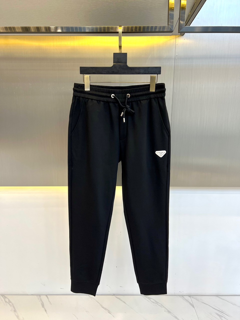 NO:140450,Prad and the new P family of 2025 spring and summer products are launched!  Triangular straight-line multi-line casual pants for men. The iconic workwear design, the fabric is made of acetate fabric, which has the advantages of strong moisture absorption, good breathability, high elasticity, etc., and is not easy to produce static electricity, has a strong luster, is very bright in color, is smooth in touch, is very comfortable to touch on the skin, and is not inferior to mulberry silk in terms of performance, and has good thermoplasticity, dyeing, etc. Drawstring tie foot sweatpants. It has thin, silky and slightly elastic in the touch, breathable and sweat-absorbing, and can provide excellent comfort, which is very suitable for daily life and exercise!  48-56 (model 173, 143 catties upper body 50 sizes), prada, prada, alexander wang19860909Prad普拉、2025春夏新品P家重磅推出！三角标直筒明线多休闲裤男士休闲卫裤.标志性工装风格设计,面料采用醋酸面料有吸湿性强、透气效果好、回弹性高等等优点,而且不容易产生静电,光泽感很强,色彩又十分的艳丽,触感柔滑贴着皮肤很舒适,性能上是不输给桑蚕丝的,具有很好的热塑性、染色性等等.抽绳束脚卫裤.触感上轻薄丝滑且带有微微弹力,透气吸汗、可以提供出色的舒适度,不管是日常还是运动都非常适合！48-56（模特173,143斤上身50码）,,prada,prada,alexander wang,Men's clothing