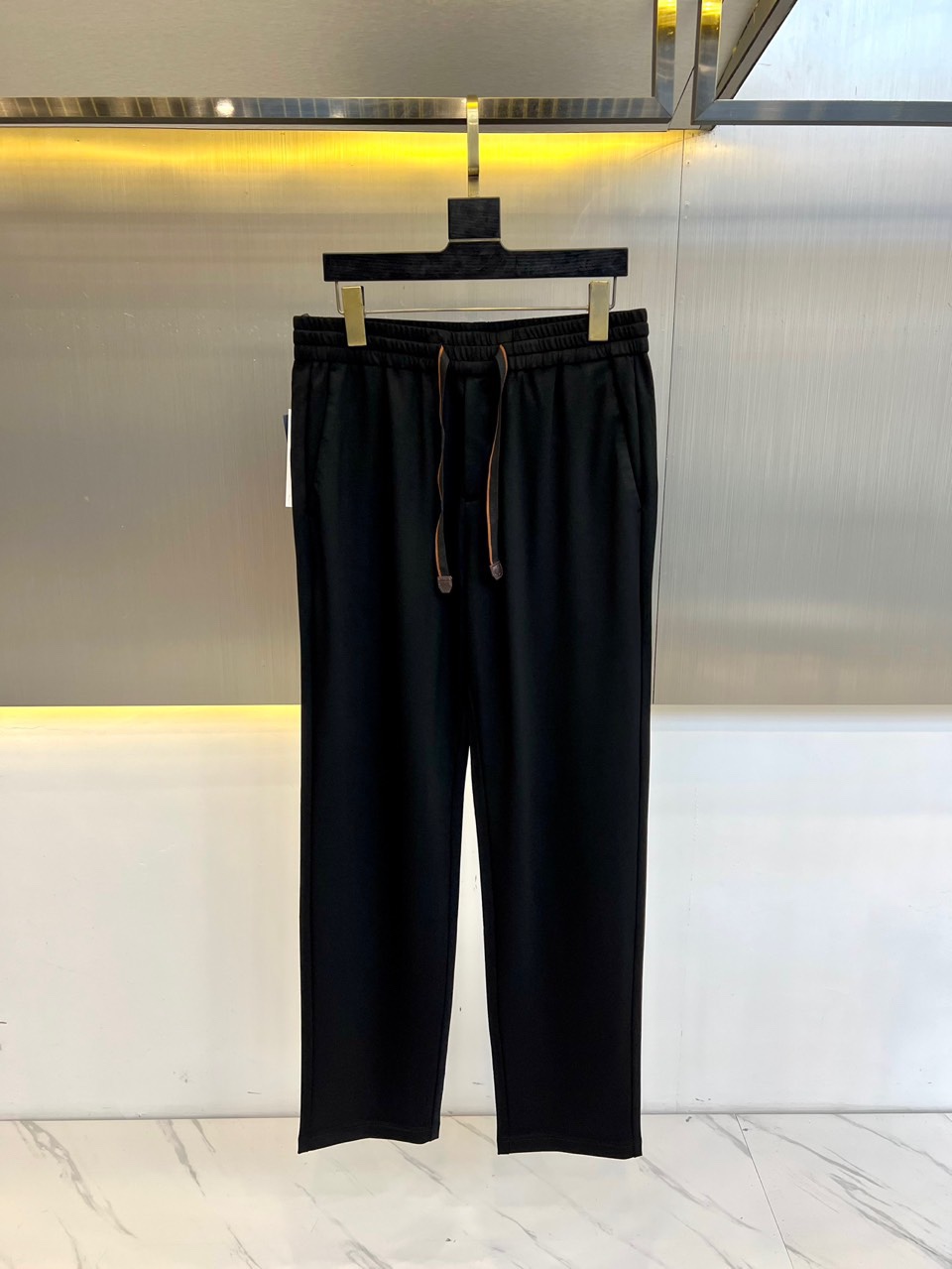 NO:140444,Loro Piana, 25ss high-quality new models in spring and summer!  Men's high-quality light and elastic casual pants. This pants are customized with high-quality blended material 54 cotton 39 polyester fiber 7 spandex. A casual and fashionable versatile casual pants that perfectly control various outfit needs. High-density soft and delicate fabrics are soft and delicate, soft and delicate, skin-friendly, naked comfort, light and flowing vertical and breathable. Very comfortable, and is also an indispensable matching tool for men's wardrobe. It is a classic style of practical wear. The design style of the whole casual pants is simple and fashionable, very in line with the style setting of low luxury, three-dimensional slim cut, and the upper body style design is very good!  48-56 (please report height and weight by placing an order), loro piana, alexander wang19860909Loro Piana诺悠翩雅、25ss春夏季节高品新款！男士高品质轻盈松紧休闲裤.此款裤装定制优质混纺材质54棉 39聚酯纤维7氨纶.一款休闲时尚兼备的百搭休闲裤装,完美驾驭各种穿搭需求,高密度手感柔软细腻面料,柔软细腻更加亲肤,裸裸的舒服感,轻盈飘逸垂直感十足透气性好.舒服性非常好,也是男士衣橱里不可缺少的搭配神器,属于实穿型的经典款式,整条休闲裤的设计风格简洁时尚,非常符合低奢的风格设定,立体修身裁剪,上身版型设计非常赞！48-56（下单请报身高体重）,,loro piana,alexander wang,Men's clothing