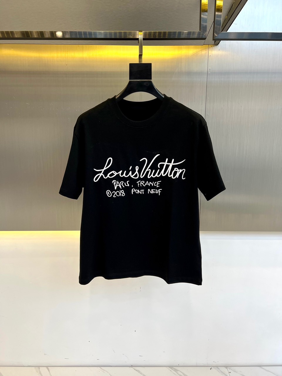 NO:140438,1v, 25 spring and summer series cotton short-sleeved T-shirts!  It is made of long-length cotton fabric, which has a soft and delicate feel, and is skin-friendly and breathable on the upper body, making it very comfortable to wear with close body!  The colored thread embroidered logo pattern on the chest is contrasting and fashionable and three-dimensional. The color is very clear, highlighting the overall styling and slimming feeling. The overall craftsmanship line is really impeccable!  The upper body is simple and elegant, without losing the sense of fashion. It is very fashionable whether it is base or worn alone. There is no pressure to match various trousers and skirts!  A magical artifact for traveling to enhance the sense of separation without age!  A great work to reduce age!  Don't hesitate if you like it!  48-56 (model 173, 143 catties upper body 50 sizes), skirts, T-shirt, tees, t-shirt, alexander wang198609091v、25春春夏系列棉质短袖T恤！采用长绒棉面料, 手感柔软细腻, 上身亲肤透气, 贴身穿非常舒服！胸前彩色线绣logo图案撞色时尚立体.颜色十分清晰,非常的凸显整体的造型感以及修身上身感 整体的工艺车线真的是无可挑剔！上身简约大方, 不失那份时尚感, 无论打底或是单穿都很潮, 各种裤装裙装 搭配毫无压力！出行凹造型神器, 提升好气色没有年龄的分界感！减龄佳作！喜欢的不要犹豫！48-56（模特173,143斤上身50码）,,skirts,T-shirt,tees，t-shirt,alexander wang,Men's clothing