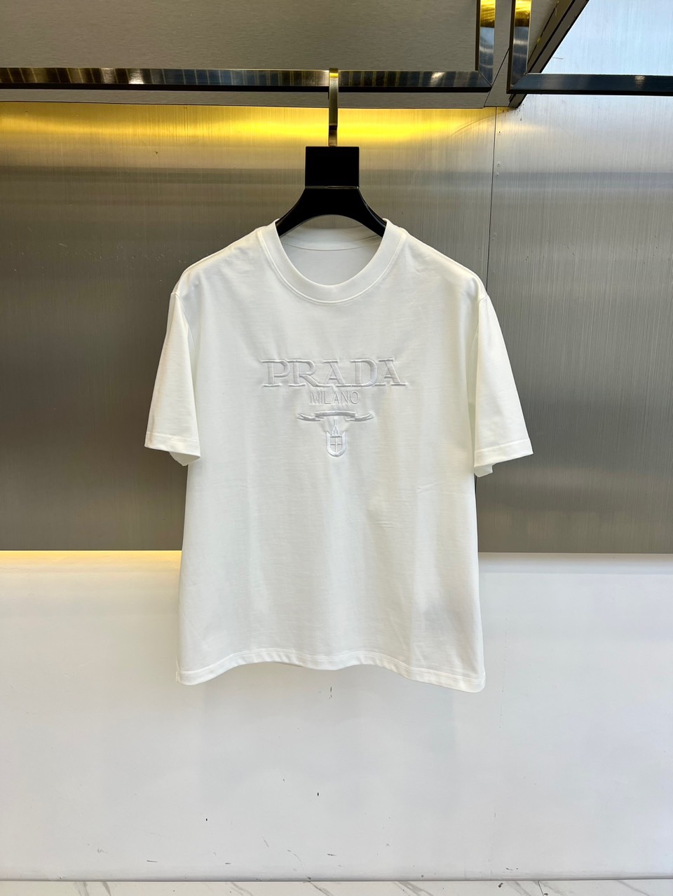 NO:136224,Prad, 2025AW spring and summer new custom fabrics, casual short-sleeved short-sleeved, this custom pure cotton gorge heavy fabric T-shirt is embroidered with the same tone embroidered pattern, the latest iconic logo print. It is paired with a brocade round neck to create a casual effect. Loose style, the fabric is not stuffy, comfortable, breathable and soft, and can be matched with jeans or sports trousers!  48-56 (model 173, 143 catties upper body 50 sizes), prada, prada, jeans, T-shirt, alexander wang19860909Prad普拉、2025AW春夏新品定制面料休闲短袖,这款定制纯棉高克重面料 T 恤饰以同色调刺绣图案,最新标志性的 logo 印花.同布罗纹圆领搭打造休闲效果.宽松款式,面料无闷热感,舒适透气柔软,可与牛仔裤或运动长裤搭配！48-56（模特173,143斤上身50码）,,prada,prada,jeans,T-shirt,alexander wang,Men's clothing