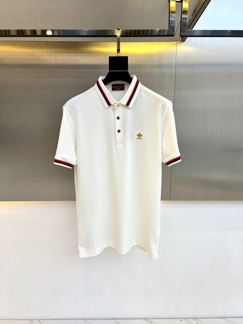 NO:136226,Gucc Gucci, 25 spring and summer fashion short-sleeved mercerated bead floor cotton POLO shirt!  Select high-end imported garment custom-woven bead floor fabrics, old-fashioned workshop garment process is fixed and dyed, extremely luxurious and special materials, all of which are superior in fabric attributes, merceration process, the fabric has extremely high gloss, delicate and natural mesh structure, perfect comfort and breathability, the touch experience is self-evident, and the ultimate luxury enjoyment!  The lapels are fashionable and age-reducing, and the upper body has excellent effect, both commuting and casual mixing. There is no age limit, which can interpret a super-style urban elite sense and is a fashionable item with a high degree of control!  48-56 (model 173, 143 catties upper body 50 sizes), gucci, gucci, T-shirt, alexander wang19860909Gucc古驰、25春夏时装款短袖丝光珠地棉POLO衫！甄选高级进口成衣定织珠地面料,老牌工坊成衣工序定织定染,极为奢华特殊的材质,面料属性皆为上乘,丝光工艺处理,面料光泽度极高,网眼结构细腻自然,舒适性与透气性完美兼备,触感体验不言而喻,奢华极致享受！ 翻领时尚且减龄,上身效果出色,即通勤亦休闲混搭,无年龄层次限定,可以诠释出超具型格的都市精英感,属于驾驭度极高的时髦单品！ 48-56（模特173,143斤上身50码）,,gucci,gucci,T-shirt,alexander wang,Men's clothing