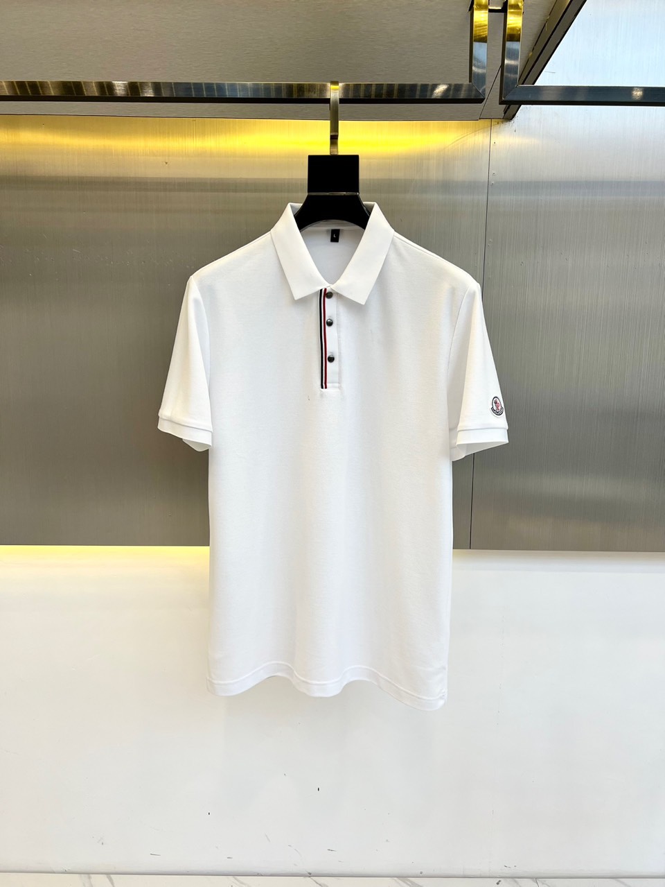 NO:136230,Moncle cover, 2025s classic iconic logo embellishment elements, classic fashion lapel, Polo shirt short sleeves, trading company channel orders, simple and elegant, fashionable and versatile, and the quality is even more unstriking!  The imported fixed-woven pure cotton bead mesh fabric is used, which is soft, straight, stylish, breathable and comfortable. The upper body has a good drooping feeling and is not easy to deform! It is even less likely to fade! A clean and refreshing foundation. The POLO shirt style is small and crisp pointed collar, and the armband design uses the three-dimensional craftsmanship of the brand logo, which perfectly combines leisure and business!  Fashionable and versatile!  48-56 (model 173, 143 catties upper body 50 sizes), christian louboutin, Moncler, T-shirt, alexander wang19860909Moncle蒙口、2025s经典标志性Logo点缀元素 经典时尚翻领 Polo衫短袖 ,贸易公司渠道订单,简约大气,时尚百搭,品相更是无法挑剔！选用客供进口定织纯棉珠地网眼面料,柔软挺阔有型、透气舒适.上身垂感好,不易变形!更不易褪色!干净清爽的基础 POLO衫版型,小巧而挺括的尖领有型又时尚,袖标设计运用了品牌logo立体工艺,休闲与商务完美结合！时尚百搭！48-56（模特173,143斤上身50码）,,christian louboutin,Moncler,T-shirt,alexander wang,Men's clothing