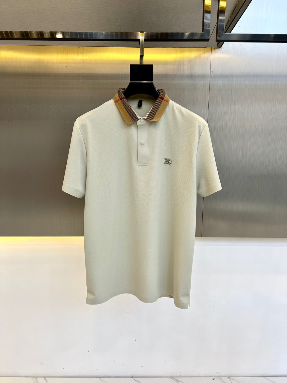 NO:136232,Burberry, spring and summer fashion and casual recommendations, new men's horse embroidered short-sleeved lapel T-shirt PoLo shirt, classic collar jacquard plaid, carefully interpreting the brand's classics, can be based and worn outside, practical ace products!  The color system is excellent, the classic core model, keeping the design concept simple, clean and atmospheric. The selected bead flooring cotton feels soft and delicate, close to the body and skin-friendly, has good moisture absorption, and the toughness and elasticity of the fabric are not inferior. After washing for a long time, it will not deform, creating a generous visual sense, and fully exert structural details!  Combination standard cut, super positive style. 48-56 (model 173, 143 catties upper body 50 sizes), burberry, burberry, T-shirt, tees, t-shirt, alexander wang19860909Bur巴宝莉、春夏时尚休闲推荐,新款男士战马刺绣短袖翻领T恤PoLo衫,经典衣领提花格纹 精心诠释品牌经典,可打底可外穿,实用的王牌产品！色系超赞,经典核心款,保持简单,干净,大气的设计理念.甄选珠地棉手感软糯细腻,贴身穿亲肤,吸湿性好,面料韧度和弹性也丝毫不逊色,久洗不变形,打造大方视感,结构细节充分发挥！合体标准裁剪,版型超正.48-56（模特173,143斤上身50码）,,burberry,burberry,T-shirt,tees，t-shirt,alexander wang,Men's clothing