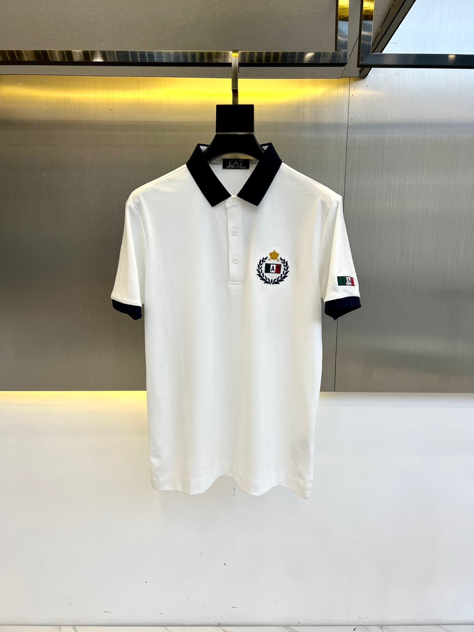 NO:136234,EA7 Armani, 2025 spring and summer new products are on sale!  Men's summer business casual lapel polo short-sleeved T-shirt, this style is top-grade bead mercerated cotton fabric, with breathable and comfortable design elements very beautiful, brand logo seiko embroidery, the best POLO of the year is equipped with high-end bead mercerated material, which ensures amazing comfort and breathability, and also ensures a good style and natural drooping feeling. The details in each part are quite exquisite and outstanding, and the upper body is atmospheric and simple and not vulgar. Fashionable and versatile single product!  M-4XL (model 173, 143 catties upper body L size), Armani, T-shirt, tees, t-shirt, alexander wang19860909EA7阿玛尼、2025春夏新品发售！男士夏季商务休闲翻领polo短袖T恤,此款为顶级珠地丝光棉面料,透气舒适设计元素非常好看,品牌标识精工刺绣,年度最佳POLO 配置了高端的珠地丝光材质打造,保证了惊人的舒适性跟透气性以外,更是保证了良好的版型跟自然的垂感,每一处的细节都是相当的精致跟不俗,上身大气简约又不俗气.时尚百搭单品！M-4XL（模特173,143斤上身L码）,,armani,T-shirt,tees，t-shirt,alexander wang,Men's clothing