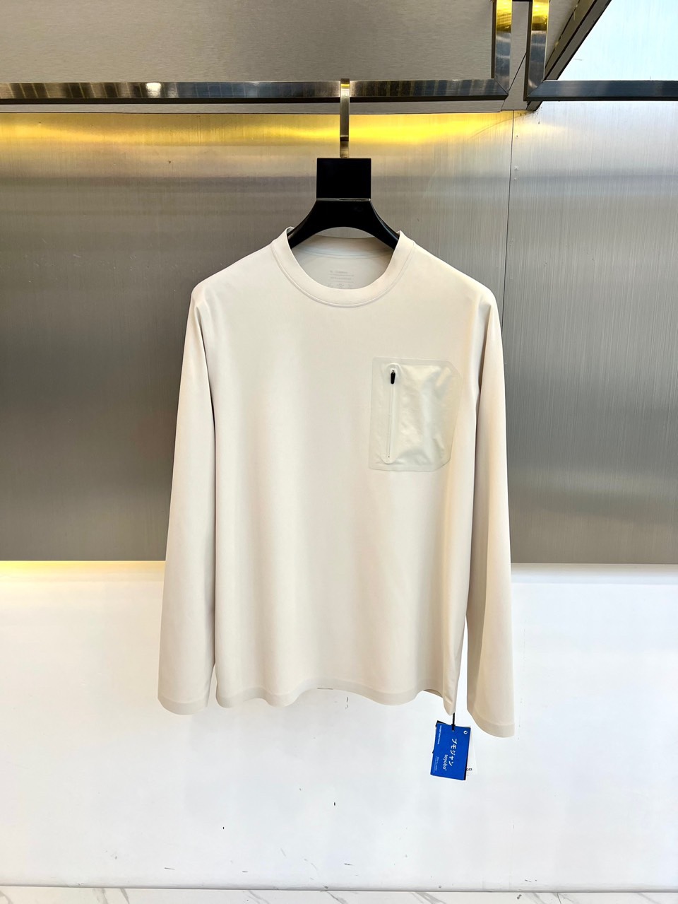 NO:136223,Descente allterrain, 25s men's outdoor sports quick-drying elastic jogging sports and casual long-sleeved T-shirt, the fabric is made of elegant quick-drying cotton, anti-static, washable, high color fastness, no pilling, sweat-absorbing and breathable, quick-drying comfortable, three-dimensional cutting process, shoulder-falling curved one-piece tailoring, all the outside and inner parts adopt seamless craftsmanship, ergonomic style, the provincial road position is designed according to the shape of the back and shoulders, which fits the body more simply and comfortable. Youthful and high-end multi-sports daily outfits, high cost-effectiveness, sure to keep your own style, close your eyes!  48-56 (model 173, 143 catties upper body 50 sizes), tees, t-shirt, alexander wang19860909Descente allterrain迪桑特、25s男士户外运动速干弹力慢跑运动休闲长袖T恤, 面料采用克典雅速干棉 抗静电 耐洗 色牢度高 不起球、吸汗透气 速干舒适 立体裁剪工艺,款式落肩弧形一片式剪裁,外部内里全部采用无缝工艺,符合人体工程学的版型,省道位置依据背部及肩部形状设计,更贴合身形 简约舒适 色系青春高级的多元运动日常穿搭 性价比高妥妥自留款 闭眼入！48-56（模特173,143斤上身50码）,,tees，t-shirt,alexander wang,Men's clothing