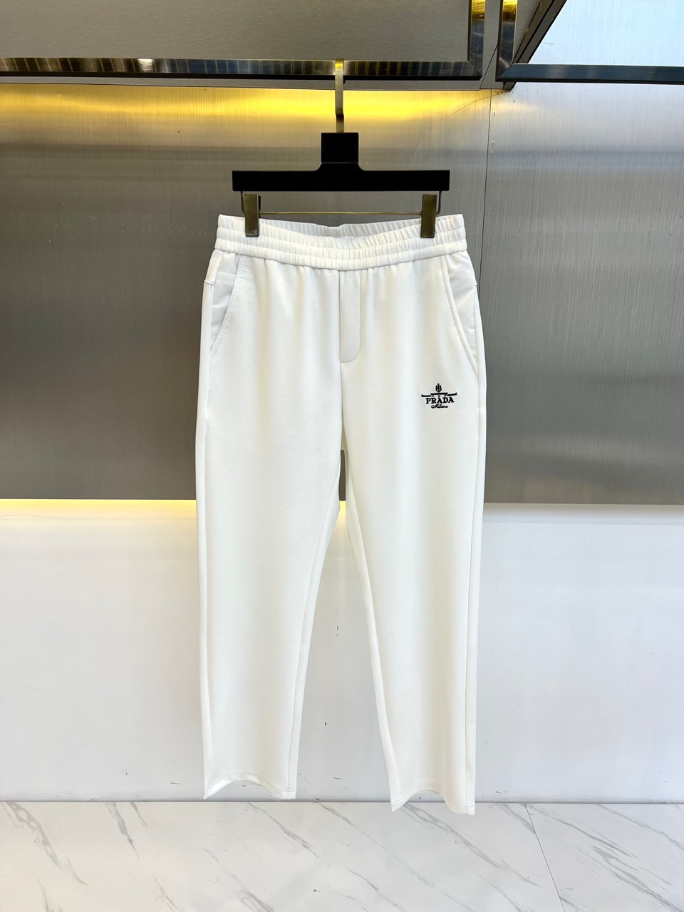 NO:136225,Prad, 25s early spring new men's casual sweatpants, this sweatpants are made of high-quality knitted cotton cloth for customers. The fabric is moderate in thickness, delicate and warm in the hand, meticulous and meticulous needle chiseling technology, and a crisp and sluggish texture, creating an excellent high-end quality, combining comfort and style!  The nylon material spliced ​​on the side of the trousers, paired with classic embroidered logos, is extremely brand recognition and classy!  48-56 (please report height and weight by placing an order),,prada,prada,alexander wang19860909Prad普拉、25s早春新品男士休闲卫裤, 此款卫裤选用客供进口优质针织棉布制成,面料厚度适中,手感细腻温润,缜密细致的针凿工艺,以及挺括垂顺的质感,造就出绝佳的高级品相,将舒适度与款型感兼备！裤身侧拼接尼龙材质设计,搭配经典刺绣logo标,极具品牌辨识度与档次感！48-56（下单请报身高体重）,,prada,prada,alexander wang,Men's clothing