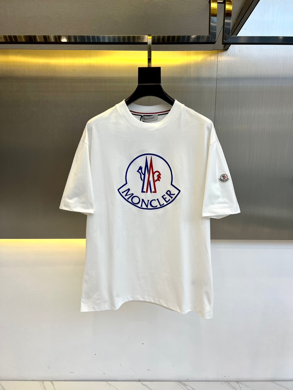 NO:136227,Mon cover, 25 spring and summer new short-sleeved T-shirt, you can wear it alone or you can put a bottom inside. It is no problem to wear one piece in all seasons. Original, the slightly loose design and tailor-made style has a unique and fashionable style, pure cotton material, a fixed-woven double-layer ribbed neckline design, flat and not easy to deform, creating an alternative luxury and fashionable atmosphere!  48-56 (model 173, 143 catties upper body 50 sizes), Moncler, T-shirt, tees, t-shirt, alexander wang19860909Mon蒙口、25春夏新品短袖T恤,可以单穿也可以里面再打个底,一件穿四季是没问题的,原厂出来的,微宽松设计裁剪兼具个性时尚范儿,纯棉材质,定织型的双层罗纹领口设计,平整服贴不易变形,营造出另类的奢华时尚气息！48-56（模特173,143斤上身50码）,,Moncler,T-shirt,tees，t-shirt,alexander wang,Men's clothing