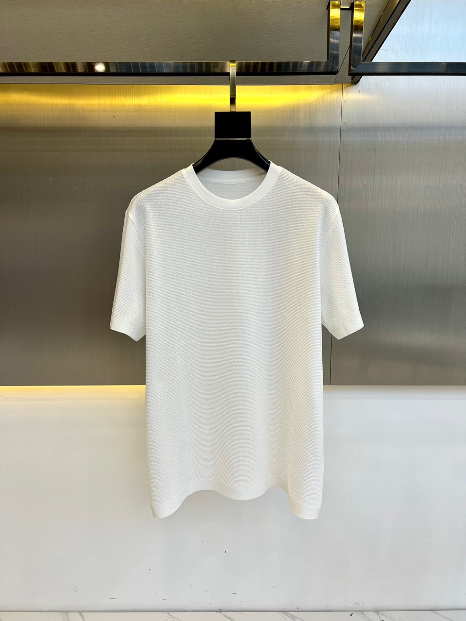 NO:136229,Loro Piana, 2025 spring and summer new product knitted pineapple pattern business casual short-sleeved T-shirt, elastic pineapple pattern knitted fabric, hem embroidered logo logo, threaded knitted tightening, minimalist body shape!  The top-grade knitted cotton blend texture, embroidered logo modification, the overall touch is extremely comfortable, and the elasticity is very skin-friendly and high-end effect. This item is destined to be born for outfits, perfectly meeting the needs of various outfits. It is extremely extraordinary, and the grade and charm are extremely outstanding and eye-catching. The craftsmanship can accurately combine it with the material, which can better demonstrate the brand's grade and fashionable temperament!  48-56 (model 173, 143 catties upper body 50 sizes), loro piana, T-shirt, tees, t-shirt, alexander wang19860909Loro Piana诺悠翩雅、2025春夏新品针织菠萝纹商务休闲短袖T恤,弹力菠萝纹针织面料,下摆刺绣logo标识,螺纹针织收口,极简的衣身造型！顶级针织棉质混纺质地,衣身刺绣标识修饰,整体的触感极为舒适,弹力十足亲肤效果高级,这种单品注定了就是为穿搭所生,完美的符合各种穿搭的所需.极为非凡,档次与魅力更是极为的出色亮眼,工艺能将其与材质精密结合,更能够彰显出品牌的档次与时髦气质所在！48-56（模特173,143斤上身50码）,,loro piana,T-shirt,tees，t-shirt,alexander wang,Men's clothing