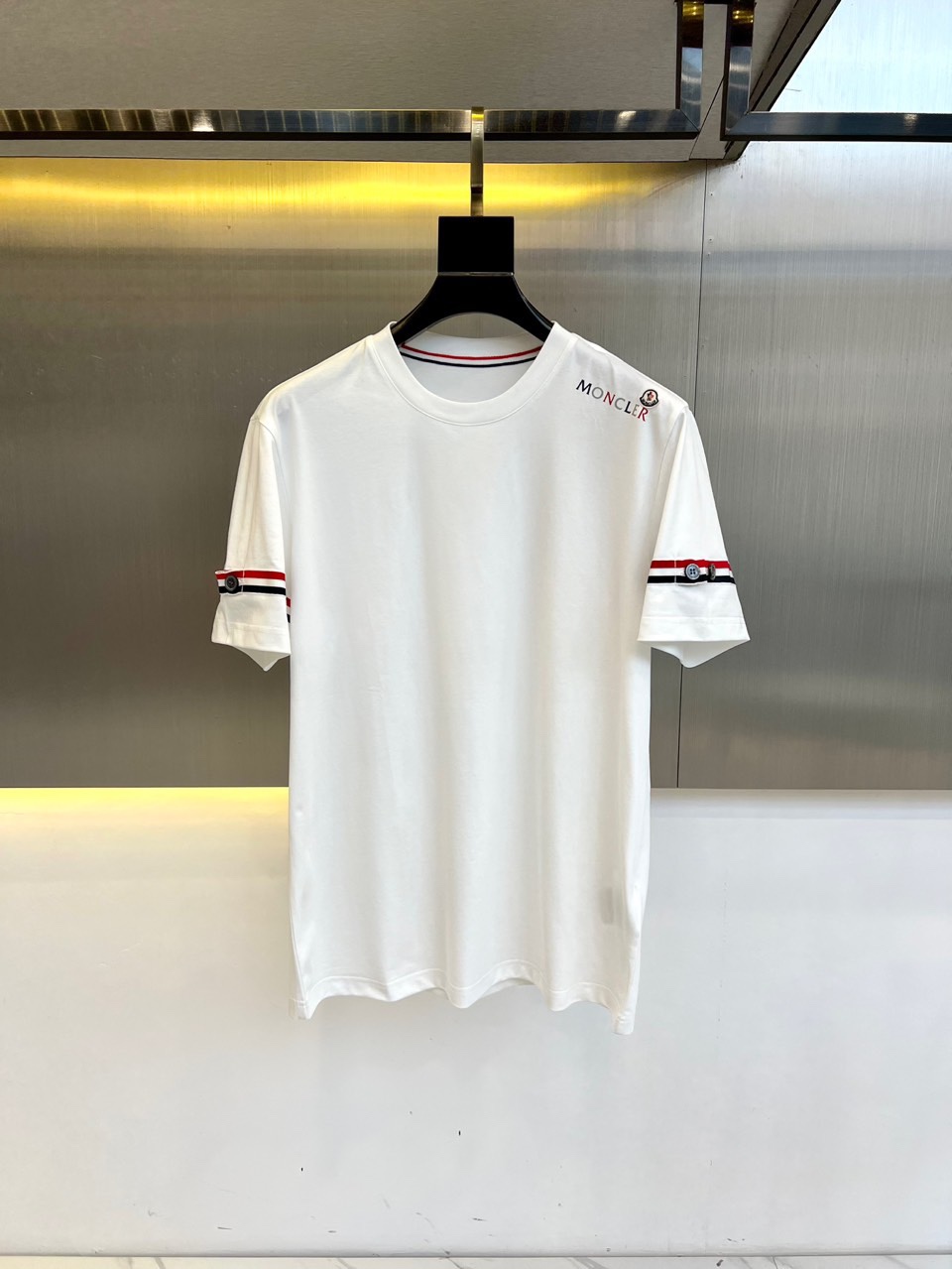 NO:136231,Mon masked, 25SS spring and summer new short-sleeved T-shirt. Preferred long-length cotton grown in the United States is more comfortable and wear-resistant than common pure cotton fabrics. Each piece of clothing has a fabric of up to 180-220 grams!  It is skin-friendly and highly elastic, effectively reducing the sultry feeling caused by direct sunlight ultraviolet rays, and is more breathable and comfortable than ordinary fabrics, enjoying a relaxed and comfortable wearing experience!  The webbing on both sides and the fritillar button embellishment echo each other to enhance the overall feeling!  The garment is resistant to water washing and does not desalinate. The back collar webbing is wrapped around the shoulder to strengthen it!  The upper body effect is excellent!  48-56 (model 173, 143 catties upper body 50 sizes), Moncler, T-shirt, tees, t-shirt, alexander wang19860909Mon蒙口、25SS春夏新短袖T恤.优选生长在美国的长绒棉,比常见的纯棉面料更加舒适耐磨,每件衣服面料高达180-220克！亲肤高弹力,有效减少阳光紫外线直射造成的闷热感,比普通面料更透气更舒适,享受轻松舒爽的穿着体验！两侧的织带搭配贝母纽扣点缀相呼应增强了整体感！成衣耐水洗不脱浆 后领织带包边延伸到肩部加固！上身效果超赞！48-56（模特173,143斤上身50码）,,Moncler,T-shirt,tees，t-shirt,alexander wang,Men's clothing