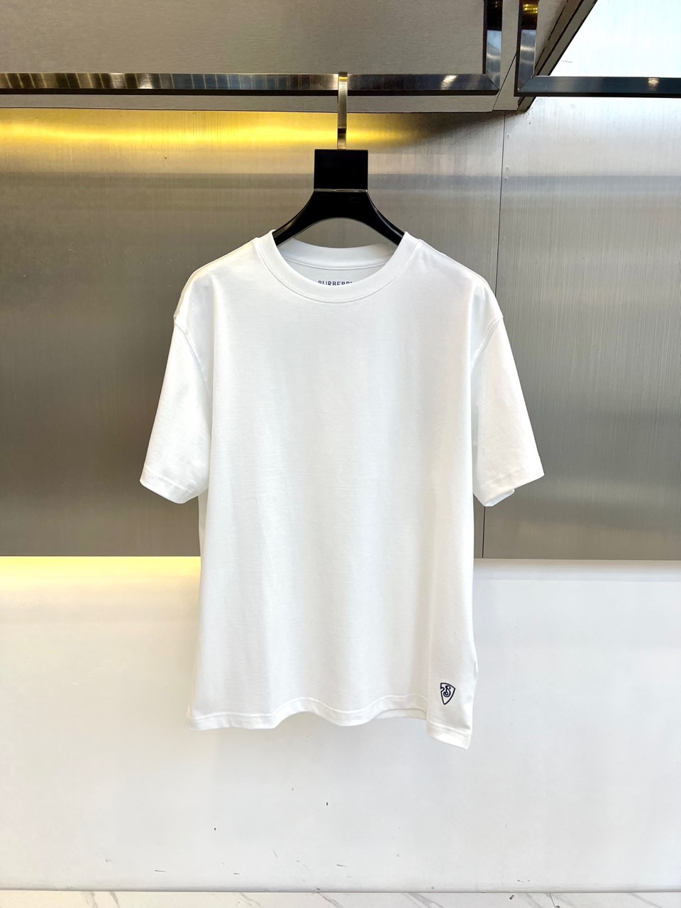 NO:136237,Bur Burberry, 2025 new season new spring and summer new embroidered logo short-sleeved T-shirt!  Select the antibacterial technology and disease-resistant finishing of the herbal herbs to create a double yarn fabric (this product contains natural antibacterial ingredients of mugwort, honeysuckle, and tea tree essential oil extracts, and is synthesized using the latest nanotechnology, which can long-term inhibit the reproduction of a variety of harmful bacteria and fungi) with extremely high comfort. It is a must-have for matching in spring and summer!  48-56 (model 173, 143 catties upper body 50 sizes), burberry, burberry, T-shirt, tees, t-shirt, alexander wang19860909Bur巴宝、2025新季新款春夏新款刺绣logo短袖T恤！甄选本草抗菌科技抗病整理打造双纱面料（本品含有艾草、金银花、茶树精油提取物天然抗菌成份,采用最新纳米技术合成,具有长效抑制多种有害细菌真菌的繁殖）舒适度极高.春夏季搭配的必备款！48-56（模特173,143斤上身50码）,,burberry,burberry,T-shirt,tees，t-shirt,alexander wang,Men's clothing