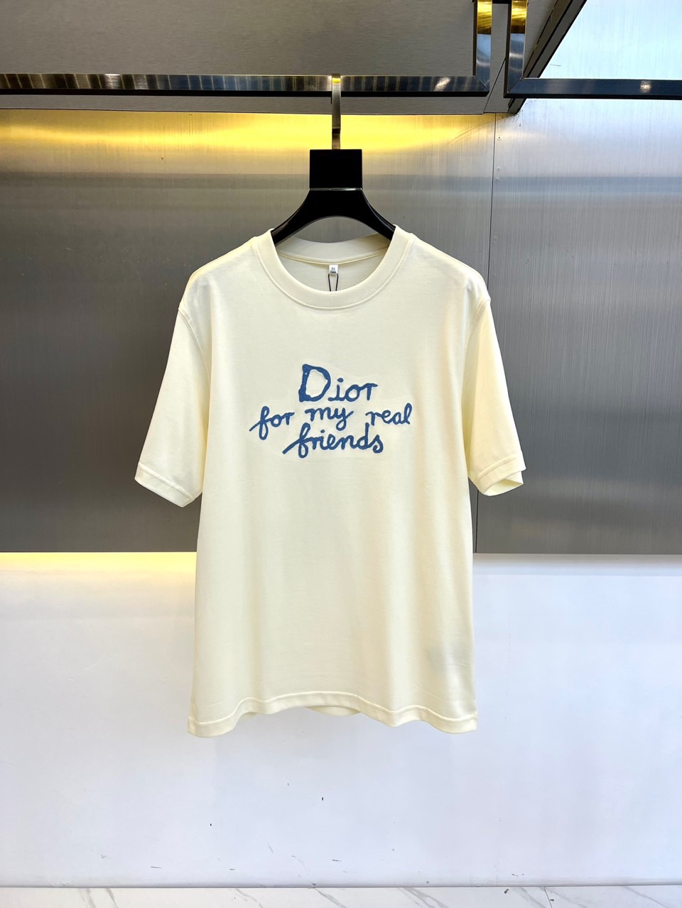 NO:136238,Dio, 25 spring and summer series cotton short-sleeved T-shirts!  It is made of long-length cotton fabric, which has a soft and delicate feel, and is skin-friendly and breathable on the upper body, making it very comfortable to wear with close body!  The colored thick thread embroidered logo pattern on the chest is contrasting and fashionable and three-dimensional. The color is very clear, highlighting the overall styling and slimming feeling. The overall craftsmanship line is really impeccable!  The upper body is simple and elegant, without losing the sense of fashion. It is very fashionable whether it is base or worn alone. Various pants are matched without any pressure!  A magical artifact for traveling to enhance the sense of separation without age!  A great work to reduce age!  Don't hesitate if you like it!  48-56 (model 173, 143 catties upper body 50 sizes), dior,dior,t-shirt,tees,t-shirt,alexander wang19860909Dio迪奥、25春春夏系列棉质短袖T恤！采用长绒棉面料, 手感柔软细腻, 上身亲肤透气, 贴身穿非常舒服！胸前彩色粗线绣logo图案撞色时尚立体.颜色十分清晰,非常的凸显整体的造型感以及修身上身感 整体的工艺车线真的是无可挑剔！上身简约大方, 不失那份时尚感, 无论打底或是单穿都很潮, 各种裤装,搭配毫无压力！出行凹造型神器, 提升好气色没有年龄的分界感！减龄佳作！喜欢的不要犹豫！48-56（模特173,143斤上身50码）,,dior,dior,T-shirt,tees，t-shirt,alexander wang,Men's clothing