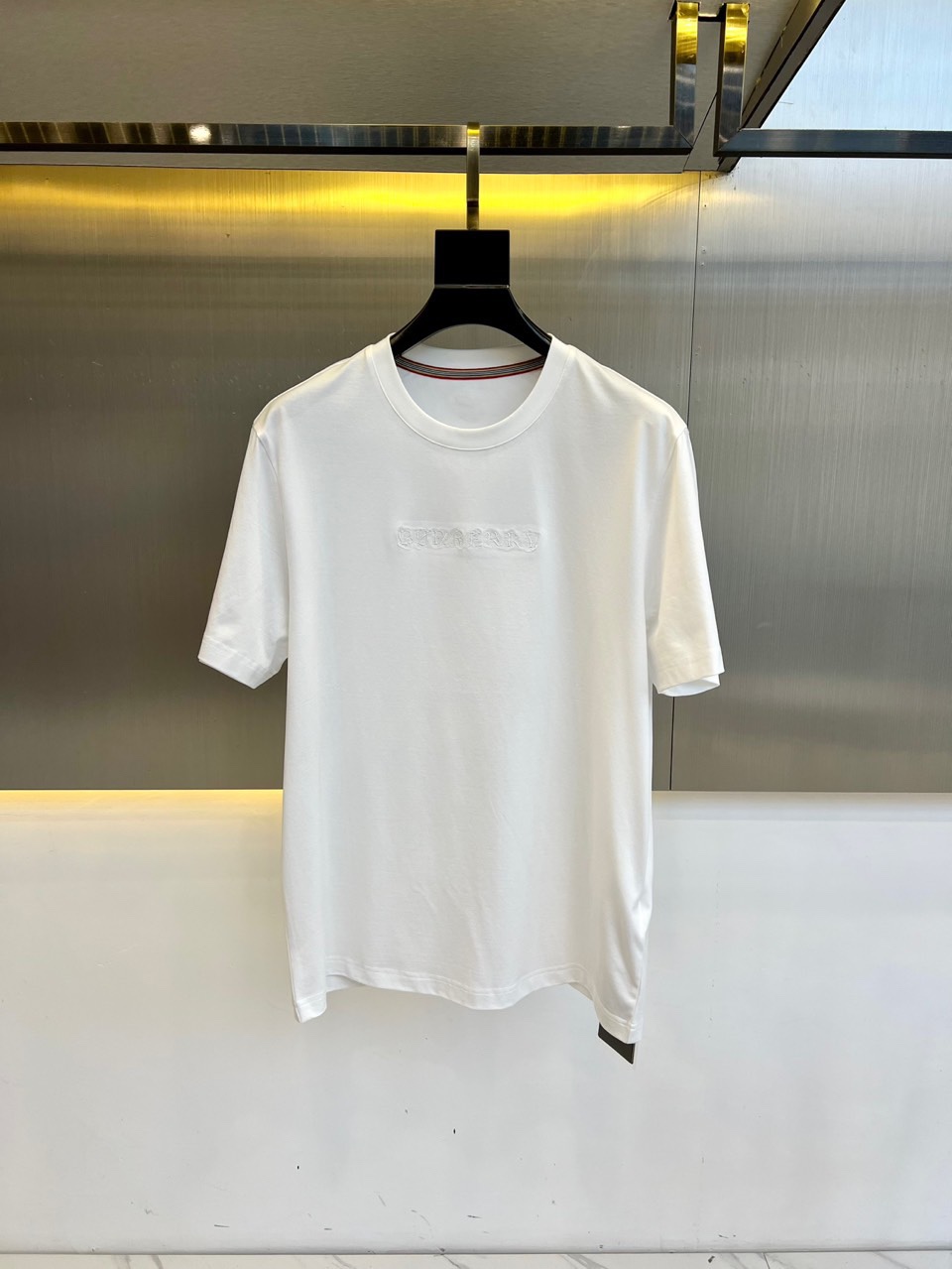 NO:136239,Burberry, 2025 spring and summer new round neck short-sleeved T-shirt!  It is made of imported Sorona cotton cover fabric, which is light and soft, wear-resistant, wrinkle-resistant, suitable for long-term wear and not easy to pleat!  The fabric feels silky, crisp and drapey!  The three-dimensional embroidery logo has a simple and elegant upper body, without losing the sense of fashion. It is very fashionable whether it is base or worn alone. Various pants are matched without any pressure!  A magical artifact for traveling to enhance the sense of separation without age!  A great work to reduce age!  Don't hesitate if you like it!  M-4XL (model 173, 143 catties upper body L size), burberry, burberry, T-shirt, tees, t-shirt, alexander wang19860909Bur巴宝莉、2025春夏新品圆领短袖T恤！采用客供进口索罗纳棉盖丝面料,轻盈、柔软,耐磨损、抗皱、适合长时间穿着且不易起褶！面料手感丝滑,挺括感与垂坠感都相当出色！立体刺绣logo,上身简约大方, 不失那份时尚感, 无论打底或是单穿都很潮, 各种裤装,搭配毫无压力！出行凹造型神器, 提升好气色没有年龄的分界感！减龄佳作！喜欢的不要犹豫！M-4XL（模特173,143斤上身L码）,,burberry,burberry,T-shirt,tees，t-shirt,alexander wang,Men's clothing