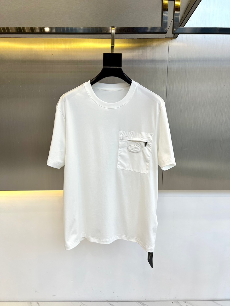 NO:136240,Prad Prada, 2025 summer men's round neck fashionable three-dimensional pocket embroidered letter casual short-sleeved T-shirt, selected customers to use imported European cotton material, high-density rib splicing on the neck, and the same tank dyeing ensures no color difference. The whole T-shirt fabric is comfortable and skin-friendly, absolutely beyond your imagination, the upper body is refreshing and breathable, and the quality is absolutely invincible. It has a sense of fashion and brand recognition!  Extremely exquisite basic style cutting and wide-edge reinforcement of shoulder corners make the upper body more upright and stylish!  M-4XL (model 173, 143 catties upper body L size), prada, prada, T-shirt, tees, t-shirt, alexander wang19860909Prad普拉达、2025夏季男士圆领时尚立体口袋刺绣字母休闲短袖T恤,甄选客供进口欧棉材质制成,领口高密罗纹拼接,同缸定染保证无色差,整件T恤面料舒适亲肤程度绝对超乎你的想象,上身清爽透气不闷热,品相绝对堪称无敌.相当具有时髦感与品牌辨识度！精湛无比的基础版型裁剪,肩角宽边加固处理,使得上身更加立挺有型！M-4XL（模特173,143斤上身L码）,,prada,prada,T-shirt,tees，t-shirt,alexander wang,Men's clothing