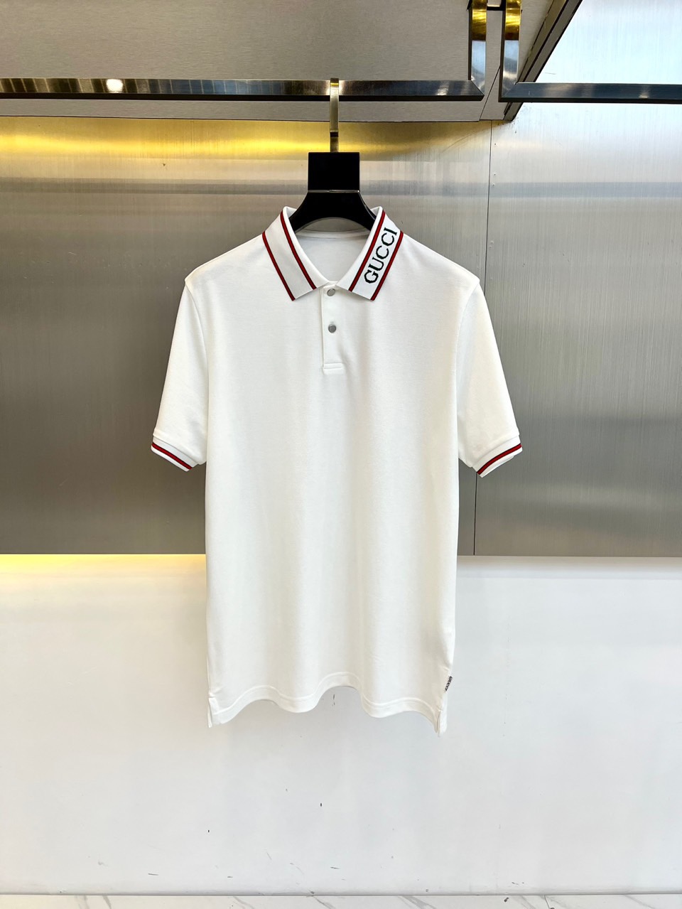 NO:136242,Gucc, 25 spring and summer knitted imported Mama cotton men's lapel short-sleeved polo shirt, waffle vertical pattern fixed weaving. This T-shirt is selected for customized imported Mama cotton. Pima cotton has fiber length, strength and fiber activity far exceeding ordinary cotton. The fabric woven from Pima cotton is softer, shiny, more comfortable, better color fastness, and has a rare yield. It is a true cotton aristocratic. The fabric feels soft and warm, and the skin-friendly and breathable close-fitting touch will definitely make you spend the year comfortably and worry-free, not stuffy or greasy, simple and easy to wear and not picky, whether it is single or inner wear, it is very handsome!  And very textured!  Shoulders adopt double-layer multi-shoulder pads, custom webbing, exclusive webbing, loose-fitting style cut. 48-56 (model 173, 143 catties upper body 50 sizes), gucci, gucci, T-shirt, tees, t-shirt, alexander wang19860909Gucc古驰、25春夏针织进口匹马棉男士翻领短袖polo衫,华夫竖纹定织.这款t恤甄选客供定制进口匹马棉打造,皮马棉拥有远超普通棉的纤维长度、强韧度和纤维活性.由皮马棉织成的面料更柔软、更光泽、更舒适、色牢度更好,产量稀少,真正的棉中贵族.面料手感柔软温润,亲肤透气的贴身触感,绝对可以让你舒爽无忧的度过一年四季,不闷热不腻身,简约好穿不挑人,无论单穿或是内搭都非常帅气！且非常的富有质感！肩膀 采用双层复垫肩做法,织带定制 独家织带,基础宽松的版型剪裁.48-56（模特173,143斤上身50码）,,gucci,gucci,T-shirt,tees，t-shirt,alexander wang,Men's clothing