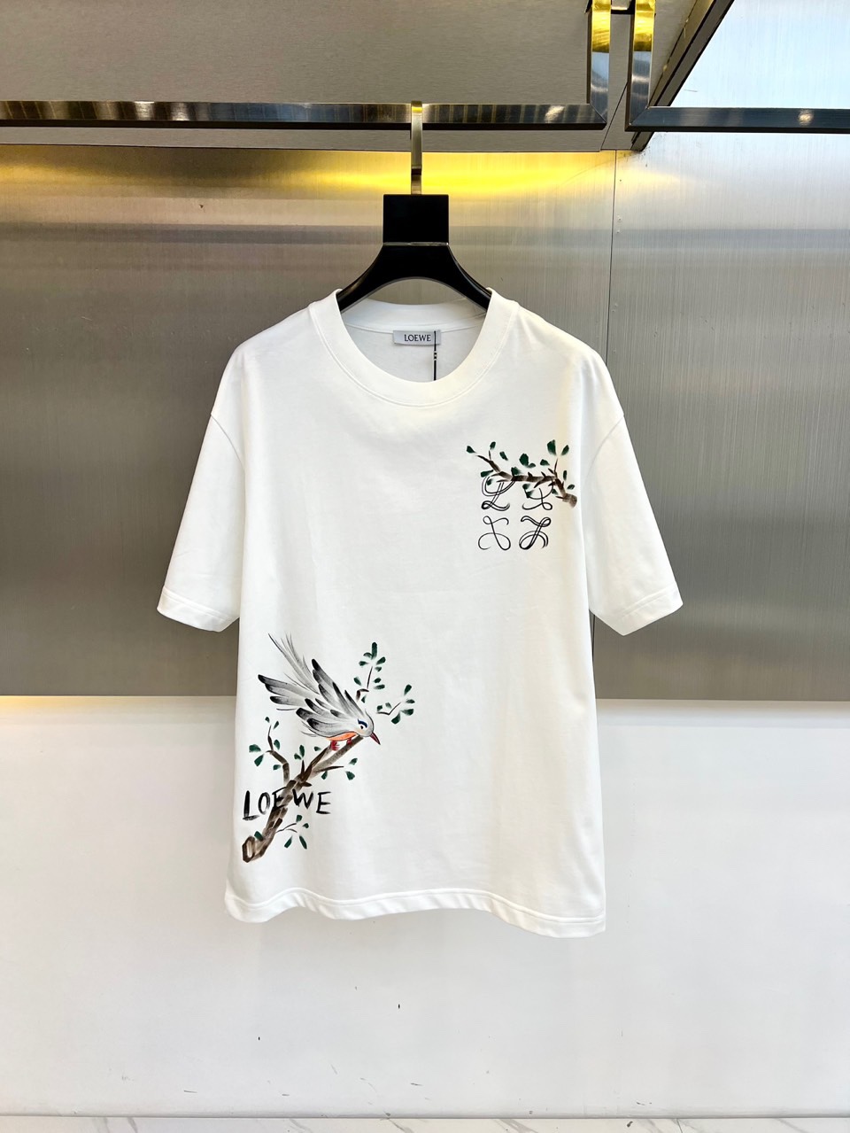 NO:162836,Lowe, 2025 new hand-painted logo elements, is a single product with a very tone and charm!  Seiko embroidery, 32 double-combed cotton textile fabric, simple and classic!  The fabric has a delicate and soft touch, and is very skin-friendly and breathable, making the upper body more fashionable and stylish!  All the details are perfect, and the quality can stand the scrutiny and inspection!  The casual and loose style cut is a versatile style that can be worn by both men and women. It is more eye-catching and pleasing to the street with couple outfits!  48-56 (model 173, 143 catties upper body 50 sizes), loewe, alexander wang19860909Lowe罗意威、2025新品手绘logo元素打造,一款极具腔调感与魅力的单品！ 精工刺绣,32支双全精梳棉纺织面料,简约经典！面料触感细腻柔软,着穿非常的亲肤透气,上身效果更加时髦有型！所有细节均相当完美,品质经得起推敲与检验！休闲宽松的版型裁剪,男女均可上身的百搭款式,搭配情侣装出街更为吸睛养眼！ 48-56（模特173,143斤上身50码）,,loewe,alexander wang,Men's clothing