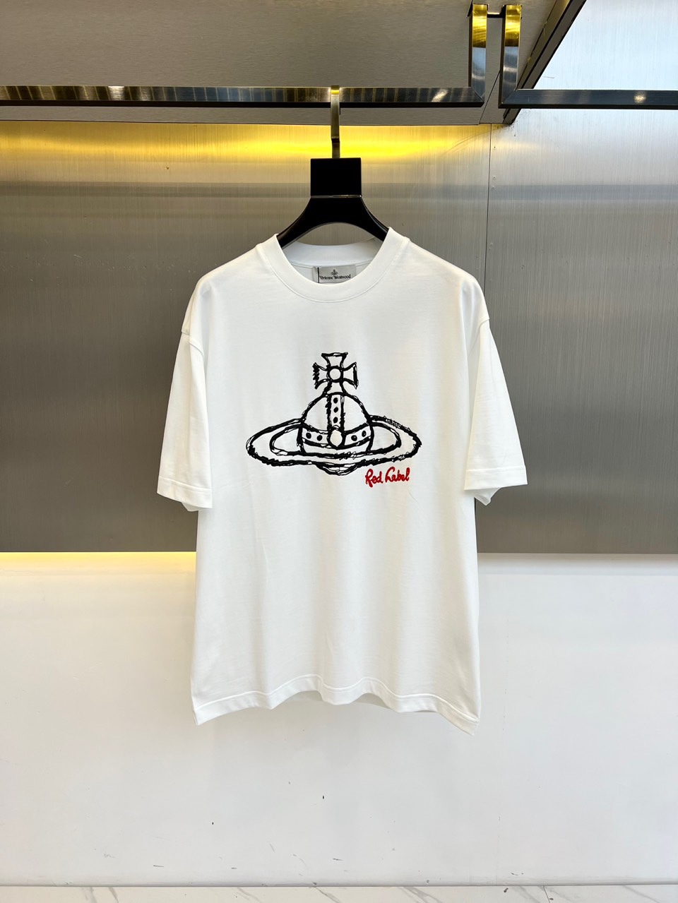 NO:160402,Vivienne Westwood Queen Mother and a new series of spring and summer 2025 products are launched, a very fashionable and avant-garde short-sleeved T-shirt for men and women, with eye-catching logo patterns, color blocks foam printing decoration!  Different from the past, it declares the design concept that has been passed down for many years in the brand!  Its eye-catchingness is no less than any classic style, perfectly presenting the fashionable, high-end and luxurious feeling in front of the world!  Made of imported cotton materials, selected high-quality cotton fabrics, soft and soft to the touch, the real thing is definitely beyond your imagination, close to the body and breathable, even if you sweat profusely, you will not feel greasy or stuffy, and will bring sweating and moisture absorption to the extreme!  48-56 (model 173, 143 catties upper body 50 sizes), T-shirt,tees, t-shirt,alexander wang19860909VivienneWestwood西太后、2025春夏全新系列单品上线,非常时髦前卫的一款男女同款短袖T恤,醒目的logo图案彩块发泡印花修饰！区别于以往的不同,宣示品牌传承多年的设计理念！其吸睛度完全不亚于任何经典款式,将时髦高级感与奢华感完美呈现在世人眼前！客供进口全棉材质制成,精选优质棉面料,触感软糯亲肤细腻,实物到手绝对超乎你的想象,贴身无比舒适透气,即便是汗流浃背也不会有腻身及闷热感可言,将排汗吸湿性发挥到了极致！48-56（模特173,143斤上身50码）,,T-shirt,tees，t-shirt,alexander wang,Men's clothing