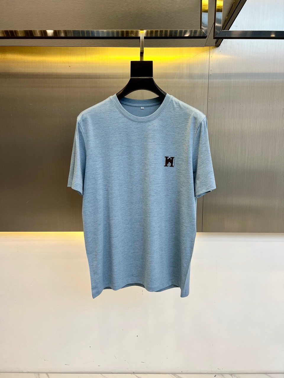 NO:136751,H Hermes, top quality round neck colored cotton short-sleeved T-shirt, original fixed-woven colored cotton jersey knitted fabric, very soft and comfortable, the fabric is crisp, wrinkle-resistant, wear-resistant, sweat-resistant, breathable, the classic brand LOGO embroidery on the chest is clear and delicate, and every detail is handled very delicately. The regular style is matched to create a casual look. 48-56 (model 173, 143 catties upper body 50 sizes), hermes, T-shirt,tees, t-shirt,alexander wang19860909H爱马仕、顶级品质圆领彩棉短袖T恤,原版定织彩棉平纹针织面料,手感非常柔顺舒适,面料挺括抗皱耐磨,排汗速干透气,胸前经典的品牌LOGO刺绣清晰细腻,每一个细节处理的非常精致,常规版型,任意搭配打造休闲的造型.48-56（模特173,143斤上身50码）,,hermes,T-shirt,tees，t-shirt,alexander wang,Men's clothing