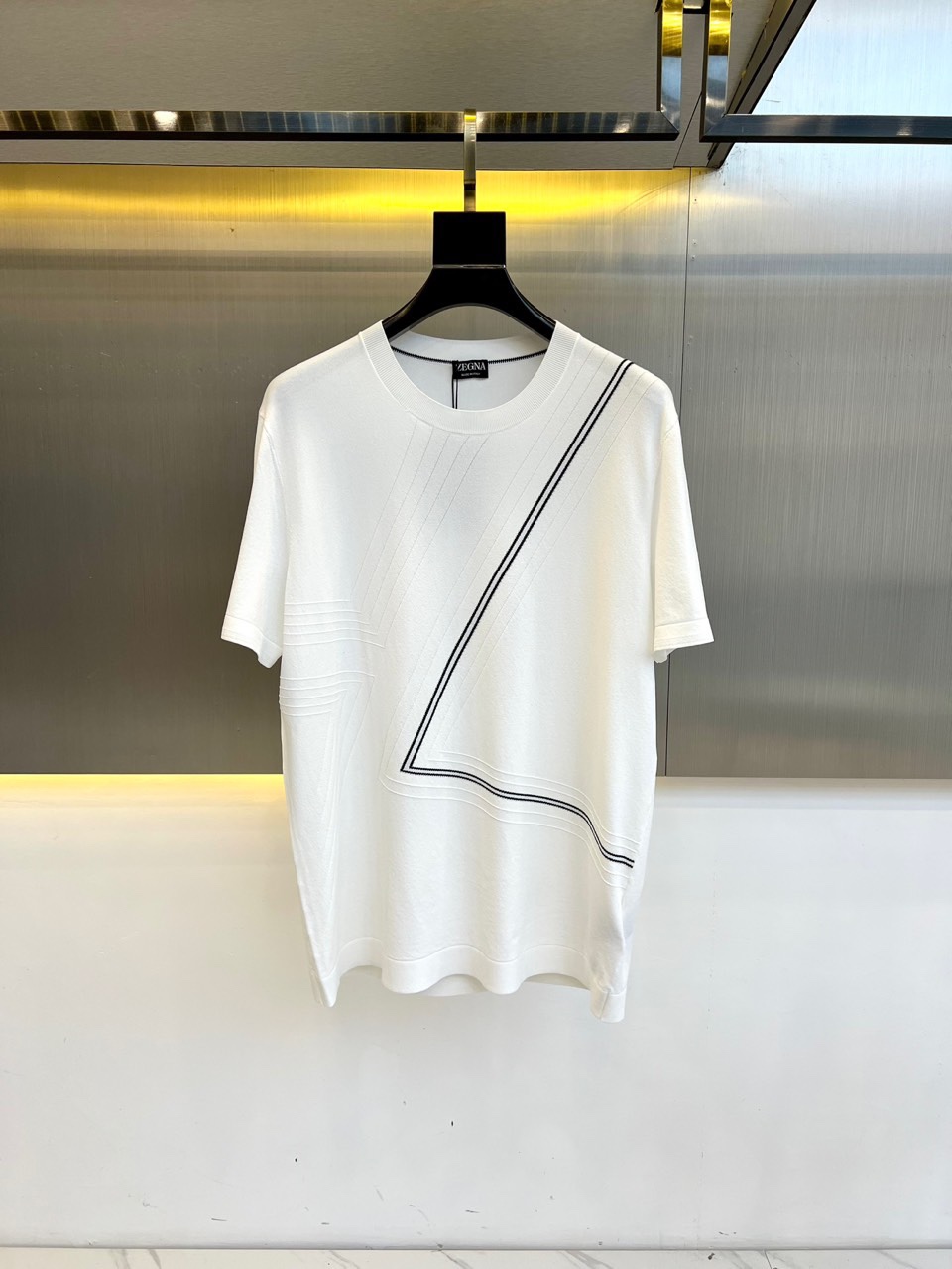 NO:136752,Zegna, a new short-sleeved round-neck T-shirt in spring and summer, breathable, light and skin-friendly, is the first choice for short-sleeved summer!  Selected jacquard Yilit fabrics woven by Japan Island fine horizontal machine are breathable, smooth and undeformable, and can be machine washed, cannot be pilled and linted. Q is elastic and silky, elastic but not tight, and is free to move without restriction. Unique mecha style jacquard, exquisite and age-reducing, fashionable and irregular mechanical jacquard, tough cutting shape, and strong three-dimensional sense enrich the whole garment, with a full sense of design, and the design is full of classic round neck design. The back collar is designed with contrasting lines, which highlights the meticulous pursuit of high quality!  48-56 (model 173, 143 catties upper body 50 sizes), zegna, T-shirt, tees, t-shirt, alexander wang19860909Zegna杰尼亚、春夏新品短袖圆领T恤,透气轻薄亲肤才是夏天短袖的首选条件！精选日本岛精横机织造的提花伊力特面料,透气顺滑不变形,可机洗不起球不起毛 Q弹丝滑,弹而不绷,活动自如不受限独特机甲风提花,精致又减龄,时尚满分不规则的机械感提花,硬朗的切割形状,强烈的立体感丰富了整件成衣,设计感满满经典圆领设计,后领口采用撞色线条设计细节满满,凸现了对高品质的细致追求！48-56（模特173,143斤上身50码）,,zegna,T-shirt,tees，t-shirt,alexander wang,Men's clothing