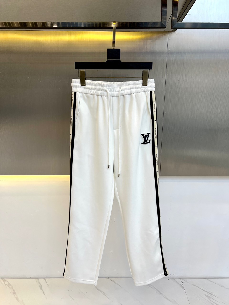 NO:136753,1v. FW new style trousers, fixed knitting and dyeing pure cotton material, comfortable and soft, simple English letter logo in the pocket, adjustable drawstring, elastic trousers, very delicate, clear skin, transparent, delicate and orderly knitting technology creates the initial soft texture of cotton, exquisite texture, and exquisite texture. The texture of the weaving surface is the most powerful proof that the elastic waist drawstring waist design and matching shape belongs to the latest sharpening reform body end engraving logo words logo design adopts several machines and tens of thousands of needles embroidery technology, adding charm to extend fashion inspiration!  48-56 (please report height and weight by placing an order), alexander wang198609091v、 FW新款卫裤,定织定染纯棉料 舒适柔软,口袋处简约英文字母logo标,可调节抽绳,松紧裤头,非常精致,清肤透爽细腻有序的针织工艺造就了棉质最初的那份柔软质感工艺考究,织面的质感就是最有力的证明弹性腰围抽绳收腰设计搭配造型属于最新的锐化改革体端头镌刻标识字样标识设计采用数械万针刺绣工艺,平添魅力延伸时尚灵感！48-56（下单请报身高体重）,,alexander wang,Men's clothing