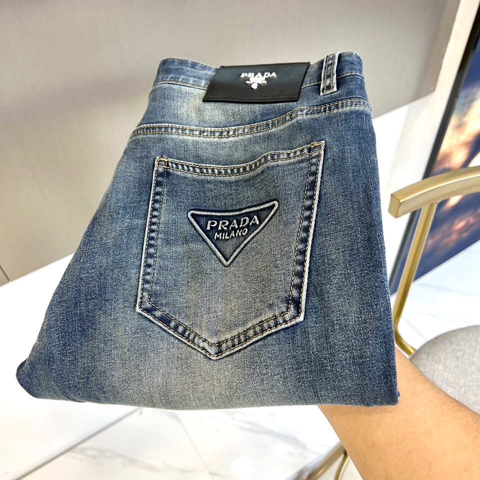 NO:136754,Prad and FW early spring new fashionable elastic franc metal triangle logo jeans, a pair of pants with a very P-like aesthetic tone, dominated by fabric and quality, continuing the essence of normal design, label elements are perfectly embedded, and the brand letters at the back pocket are quite design-like. It is selected for imported 98 cotton 2 spandex blended denim jeans. The surface of the fabric is clear and three-dimensional twill texture, which is quite high-end and specification. Customized matte silver hardware buttons, classic metal nameplate logo on the back pocket, and a full logo print decoration on the waist. The texture of the hardware accessories is also unscrupulous. You can easily get the high-end style of the big brand, and the sense of details is quite in place!  Easily create a handsome street dress template, an indispensable matching tool in men's wardrobe!  29-36 (no 35 codes), prada, prada, jeans, alexander wang19860909Prad普拉、FW早春新款时尚弹力法郎金属三角标logo牛仔裤,极具P家美学基调的一款裤子,以面料和品质为主导,延续了常态化的设计精髓,标签化元素完美嵌入,后袋处的品牌字母颇具设计感,甄选客供进口98棉2氨纶混纺丹宁牛仔面料打造而成,面料表面清晰立体的斜纹肌理,相当的高级有规格感,客供定制哑光亮银色五金纽扣,与后幅口袋上经典金属铭牌标识,腰间满幅Logo印花装饰,其五金辅料的质感同样无法挑剔,轻松就能Get到大牌的高奢格调,细节感相当到位！轻松打造街头帅气着装范本,男士衣橱里不可缺少的搭配神器！29-36（无35码）,,prada,prada,jeans,alexander wang,Men's clothing