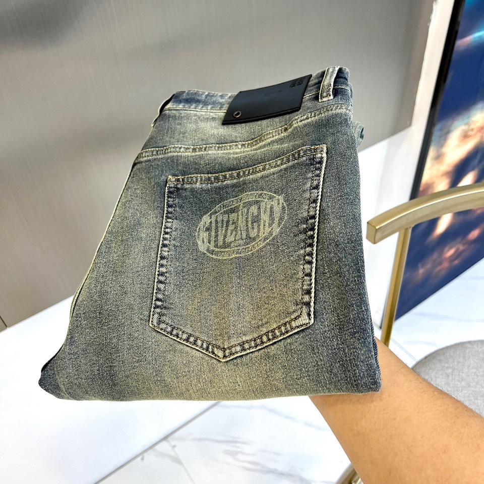 NO:136755,Giv Givenchy, a new men's casual printed logo jeans, the main creator has injected new fashion energy into fashion. By exploring various themes and sexy charm, it is highly recognizable and leads the new street fashion trend. This model is the exclusive outstanding design element of G family. The design logo logo waist brand hardware and accessories are perfectly integrated. The original denim denim material is made of the fabric, the fabric is firm and high-end, and the upper body can be easily controlled, showing the casual and fashionable charm. 29-36 (no 35), givennchy, gucci, jeans, alexander wang19860909Giv纪梵希、新款男士休闲印花logo牛仔裤,主创时尚注入了全新时尚能量.通过探索各种题材和性感魅力,极具辨识度,引领全新街头时尚潮流.该款是G家独家的出彩设计元素,设计标识logo腰牌五金辅料完美融合,选用原版丹宁牛仔材质,面料紧实高级,上身均可轻松驾驭,展现休闲自在时尚魅力.29-36（无35）,,givenchy,gucci,jeans,alexander wang,Men's clothing