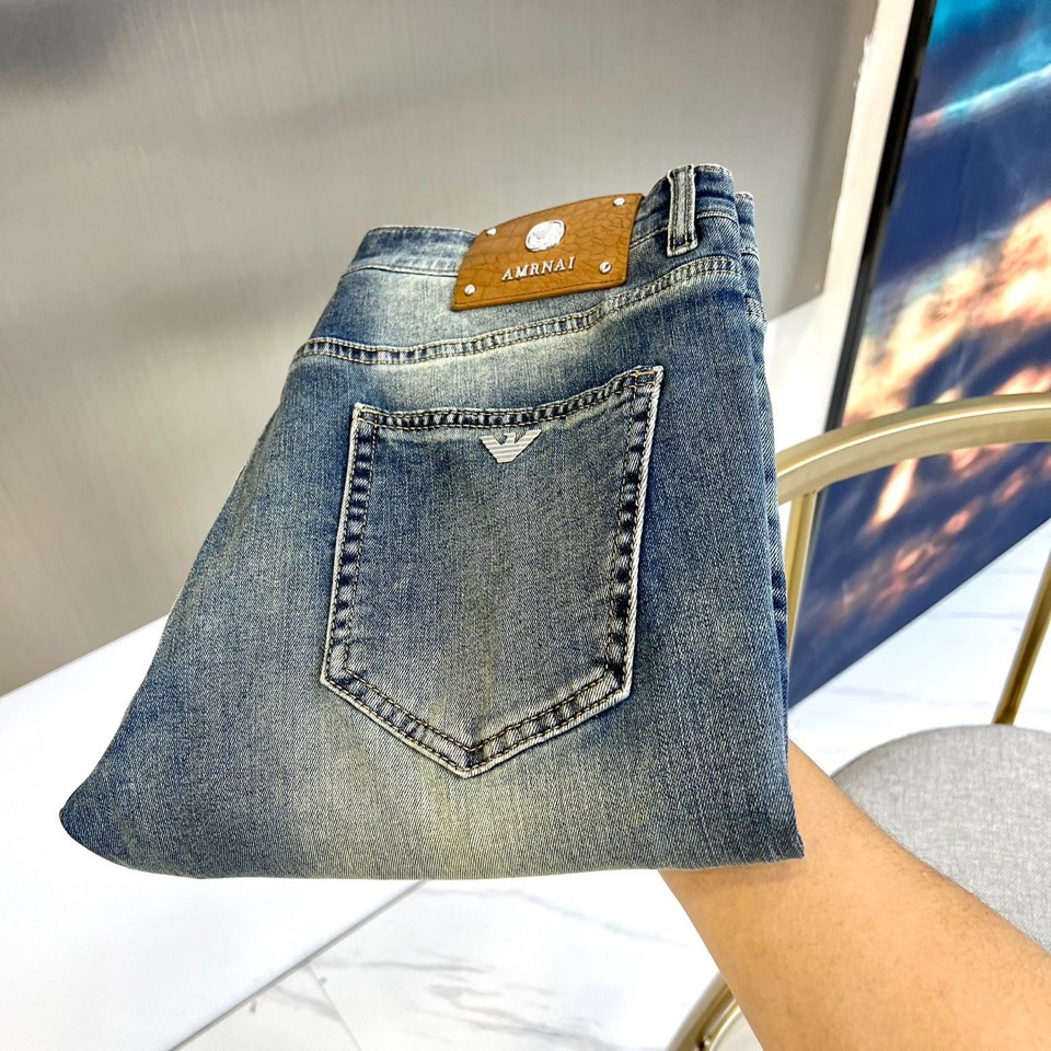 NO:136756,Arm Armani, 25s spring and summer fashion wash logo jeans, men's back pocket brand letter embroidered logo slim straight jeans. This trouser is specially designed for imported top 95 cotton 5 spandex daily blended denim fabric. It is light and washed jeans. It has been processed through multiple washing processes, making it very soft and comfortable!  The whole pair of trousers presents a very pleasing and fashionable retro blue effect, and the touch is soft and skin-friendly. It is comfortable and breathable and has a crisp texture. It is a versatile style that can be controlled by commuting all seasons!  29-36 (none 35), Armani,jeans,alexander wang19860909Arm阿玛尼、25s春夏款时尚水洗logo牛仔裤,男士后口袋品牌字母刺绣徽标修身直筒牛仔长裤.此款裤装精选客供进口顶级95棉5氨纶日制混纺牛仔面料制作而成,轻薄水洗牛仔,经多道水洗工艺加工处理,贴身非常绵软舒适！整条裤装呈现出非常养眼时髦的复古蓝色效果,同时手感更是柔软亲肤,着穿舒适透气且不失挺括质感,四季通勤皆可驾驭的百搭款式！29-36（无35）,,armani,jeans,alexander wang,Men's clothing