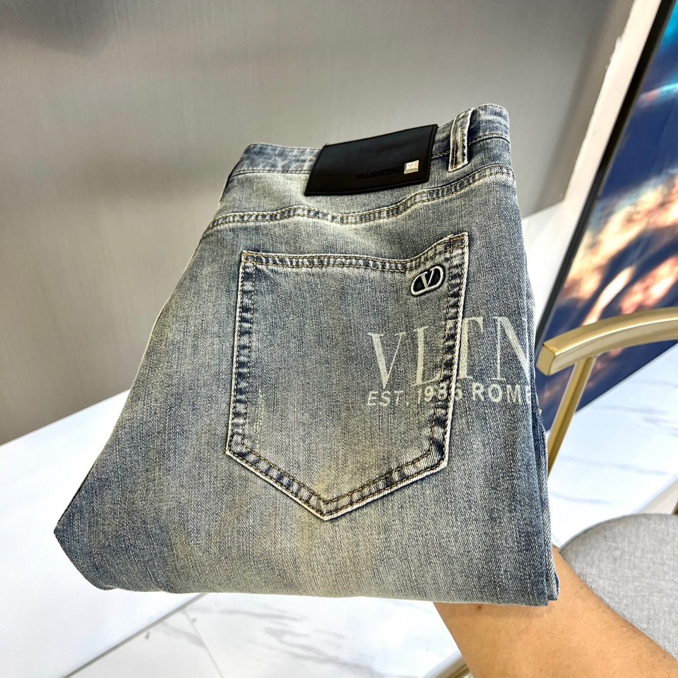 NO:136710,VT Valentino, spring and summer new classic elements rear pocket wash logo casual straight jeans. It is made of imported 98 cotton 2 rubber-blend denim cotton cloth, heavy environmentally friendly plant enzyme washing process, the texture has a light retro color, the fabric is soft and delicate after washing, but the muscles and bones are extremely strong, providing an excellent comfort experience!  The small metal nameplate design is designed at the back of the trousers, paired with customized YKK zippers and engraved silver metal buttons, and the details of the accessories are extremely perfect!  The straight slim fit style is cut, and the upper body is very versatile to show off your figure. You can easily match it to interpret the most fashionable daily casual look!  29-38 (no 35,37), valentino, jeans, alexander wang19860909VT华伦天奴、春夏新品经典元素后口袋水洗logo休闲直筒牛仔裤.选用了客供进口98棉2橡胶混纺丹宁牛仔棉布制成,重磅环保植物酵素水洗工艺,肌理有着淡淡的复古色彩,面料经过水洗后柔软细腻,但筋骨感极强,提供了绝佳的舒适体验！裤身后兜处小金属铭牌设计,搭配客供定制YKK拉链和刻字亮银色金属纽扣,辅料细节都堪称完美至极！直筒修身的版型裁剪,上身非常的百搭显身材,轻松搭配即可演绎最时髦的日常休闲造型！29-38（无35,37）,,valentino,jeans,alexander wang,Men's clothing