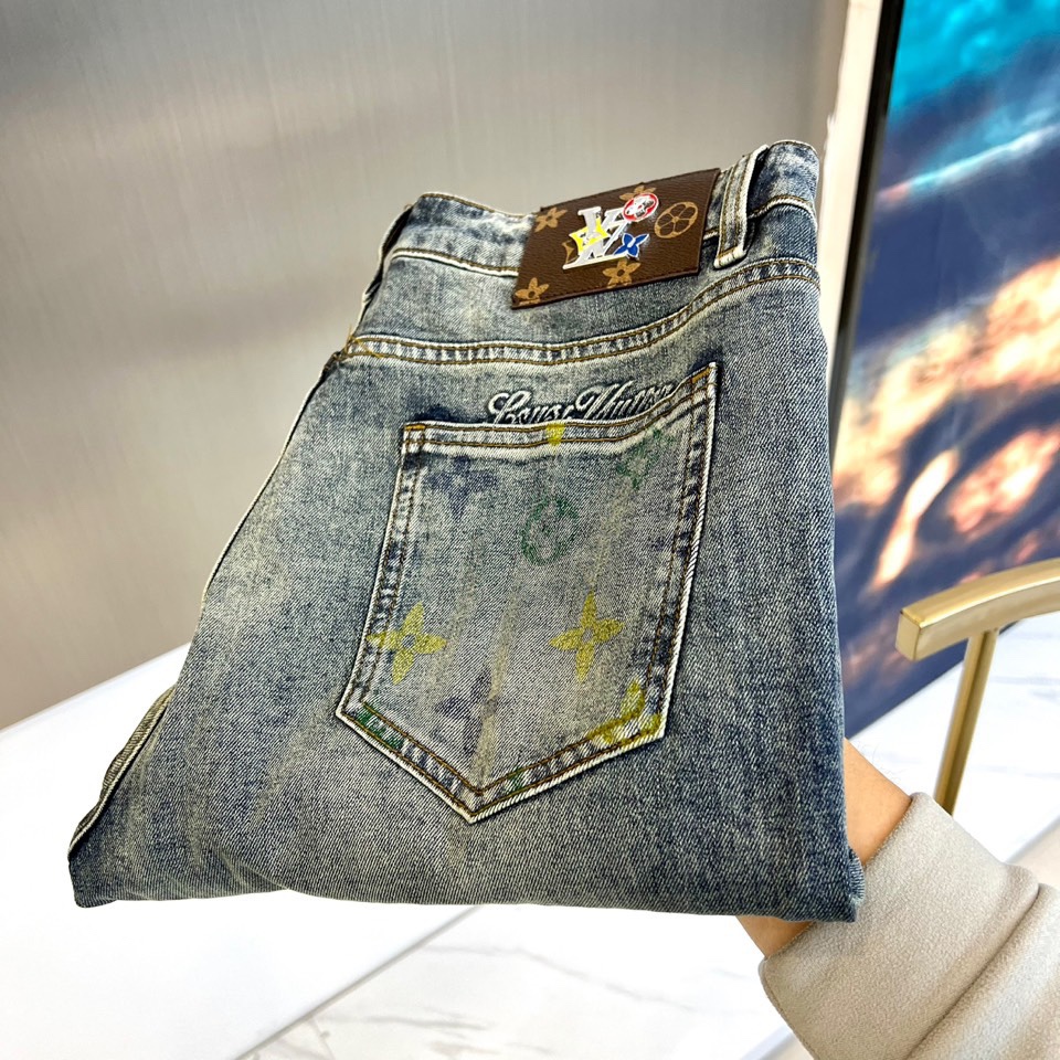 NO:136713,1v, new spring and summer casual straight jeans!  The first choice for colored letter accents!  Highly recommend if you like jeans!  Heavy industry details, look at the pictures carefully, each detail is very exquisite, and has a tuning and tuning color, which looks very good. Customized original logo LOGO waist brand design!  The fabric is made of imported Turkish cotton!  My upper body is not stiff, I highly recommend it if I like his design!  30-38 (no 37), jeans,alexander wang198609091v、春夏新款休闲小直筒牛仔裤！彩色字母腔调首选！喜欢牛仔裤的强烈推荐！ 重工细节,细看图片,每一处细节非常精致,而有调调,洗水的颜色,很好看,定制原版标志LOGO腰牌设计！面料采用进口土耳其棉花面料！上身不僵硬,喜欢他家设计的强烈推荐！30-38（无37）,,jeans,alexander wang,Men's clothing