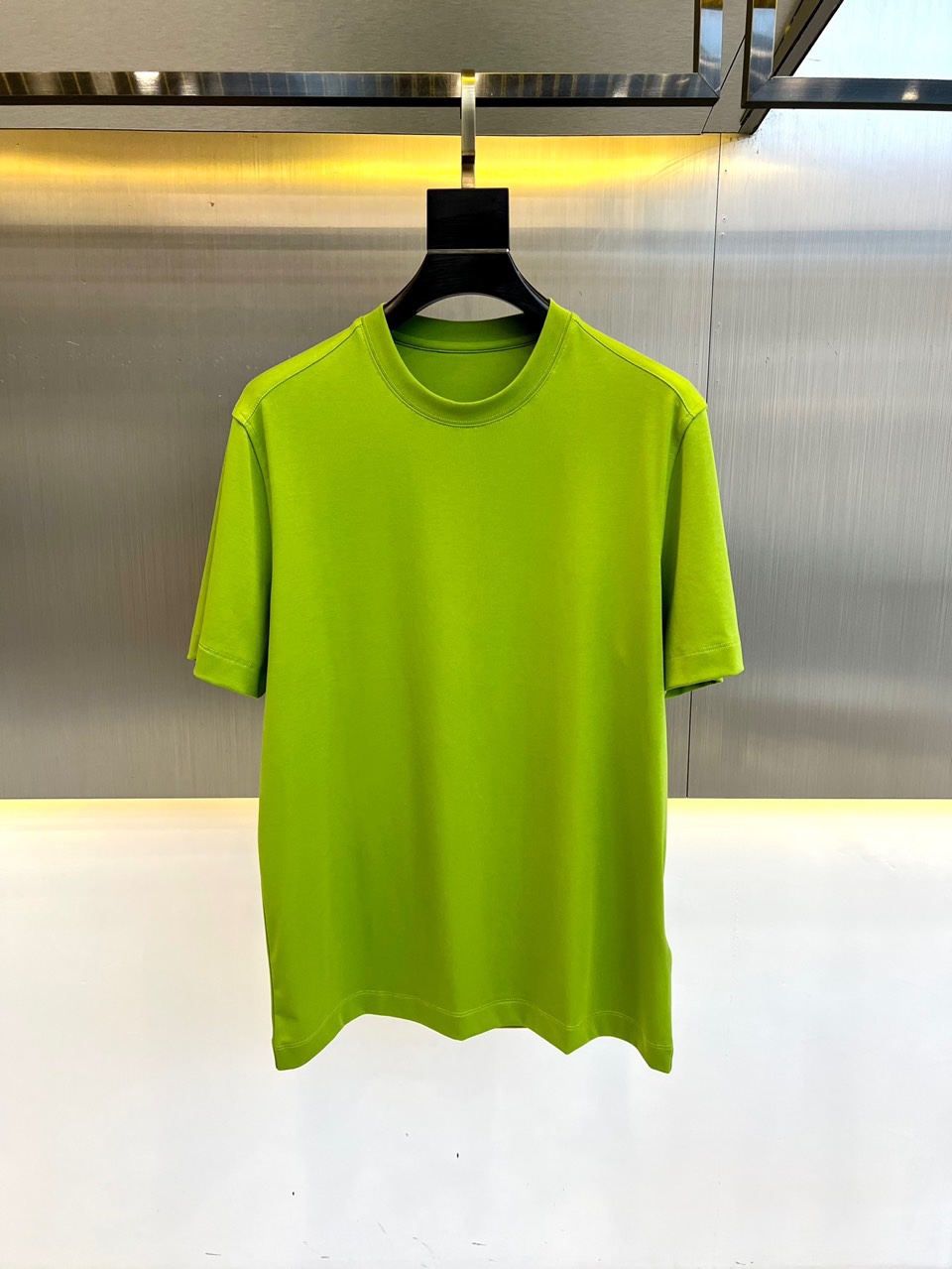 NO:136717,Zegna, spring and summer knitted imported Pima cotton men's round neck short-sleeved T-shirt, this T-shirt is selected for customized imported Pima cotton. The fabric feels soft and warm, and the skin-friendly and breathable close-fitting touch will definitely allow you to spend the year comfortably and worry-free, without being stuffy and not greasy. The excellent texture instantly kills all low-quality versions on the market!  Simple and easy to wear, not picky, it is very handsome whether you wear it alone or in the inner wear!  And very textured!  Shoulders adopt double-layer duplex shoulder pads, custom webbing, exclusive webbing, turtle back position dark practice, loose basic style cut, summer ace fabric 